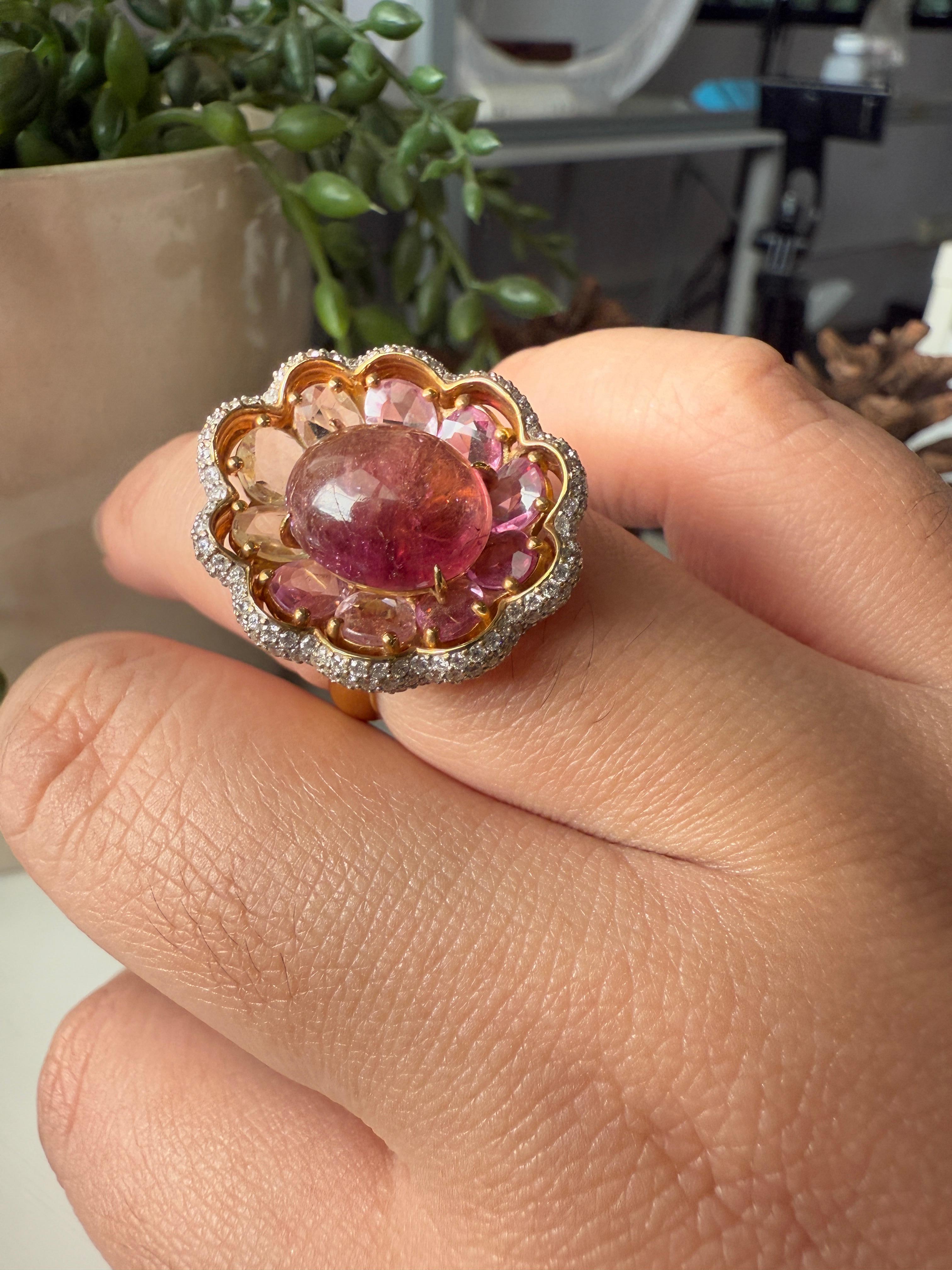 Anello in oro 18K con diamanti bianchi, zaffiri fantasia e una tormalina rosa centrale in vendita 5