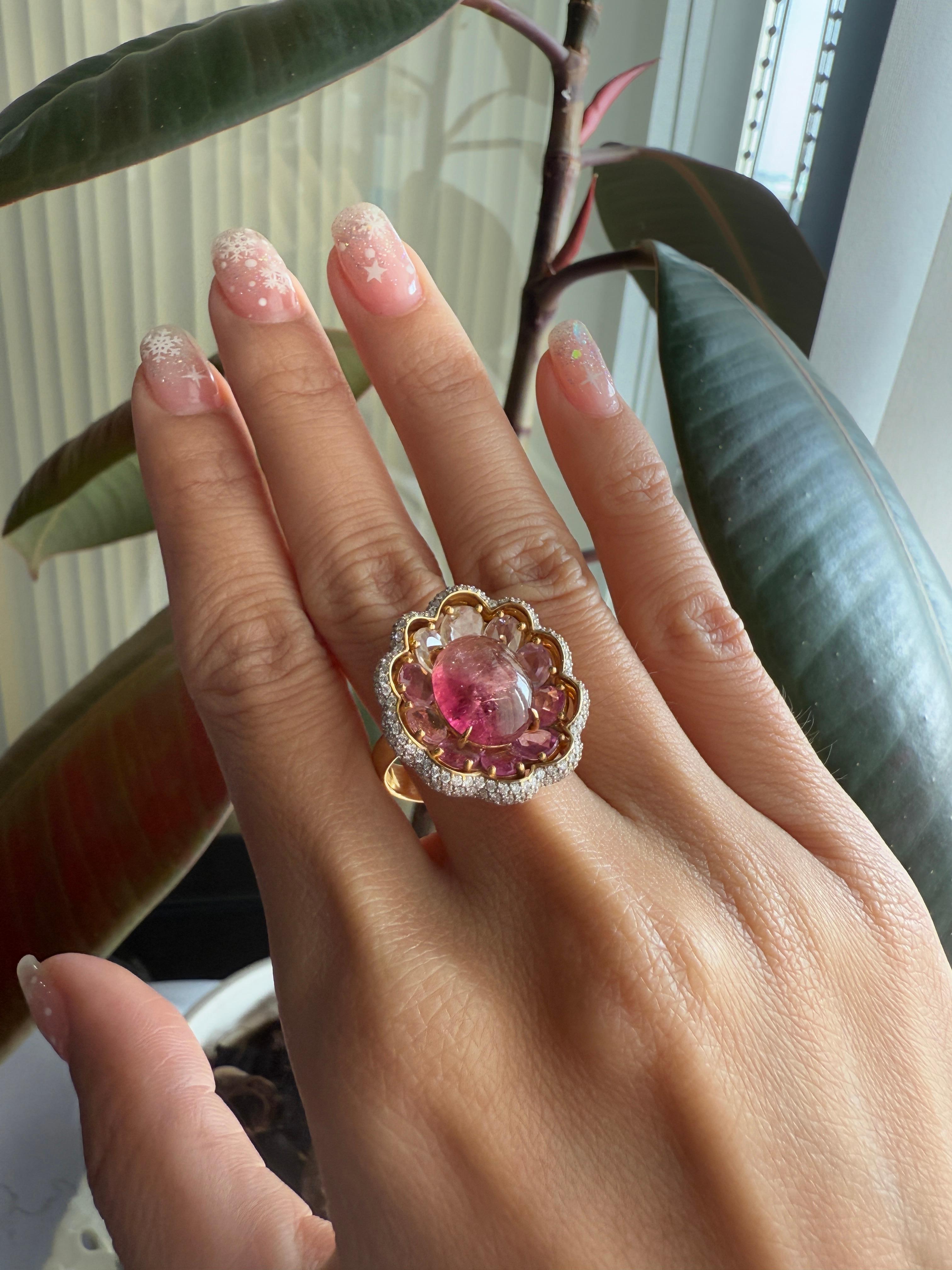 Anello in oro 18K con diamanti bianchi, zaffiri fantasia e una tormalina rosa centrale in vendita 6