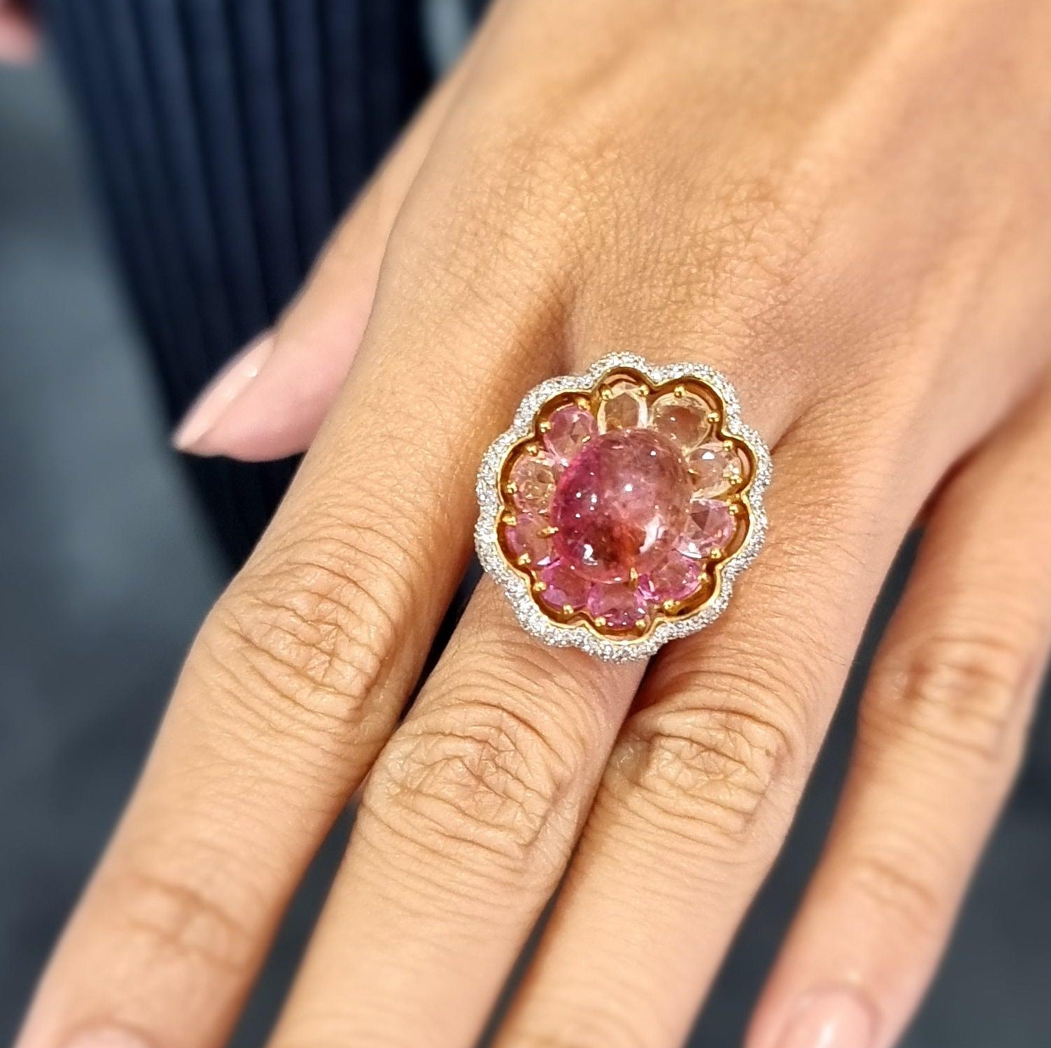 Anello in oro 18K con diamanti bianchi, zaffiri fantasia e una tormalina rosa centrale in vendita 7