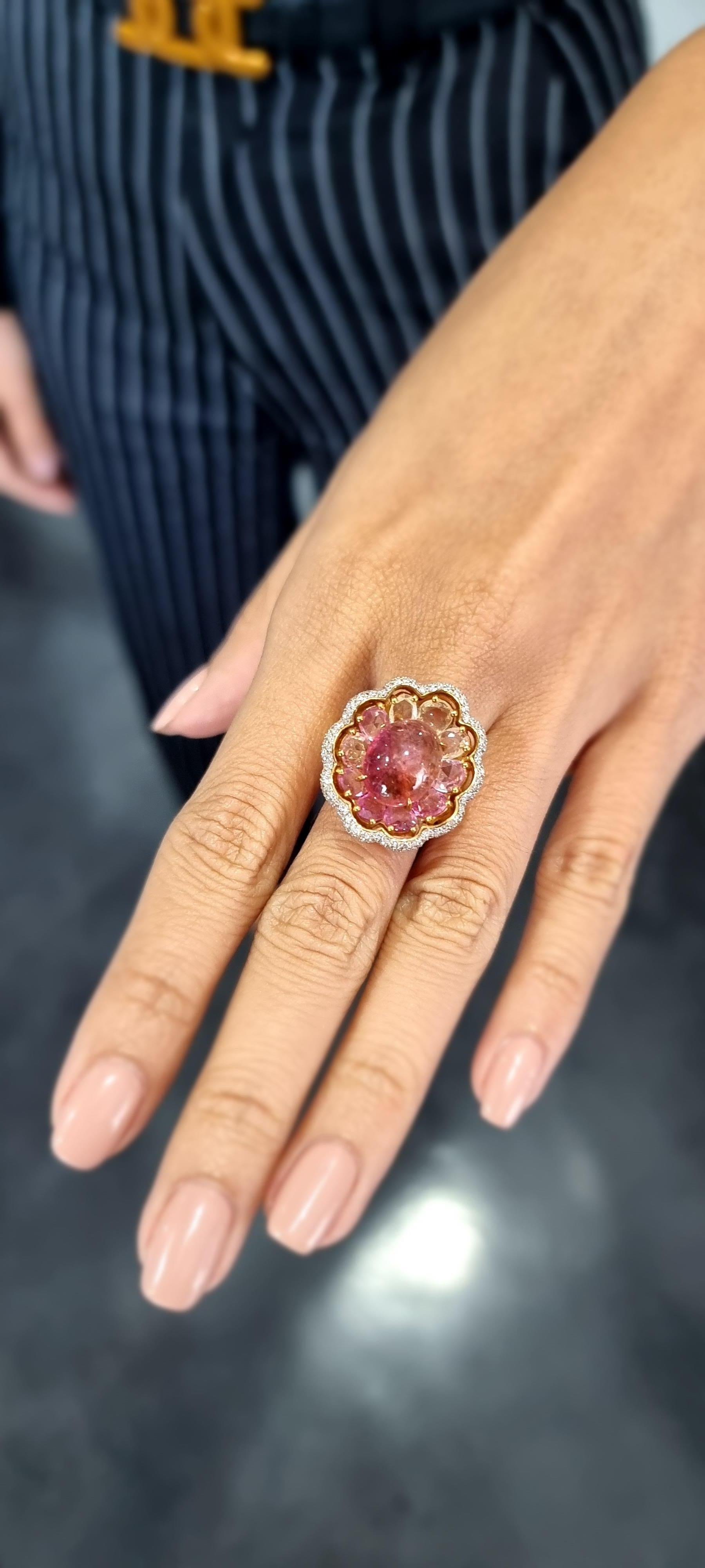 Anello in oro 18K con diamanti bianchi, zaffiri fantasia e una tormalina rosa centrale in vendita 8