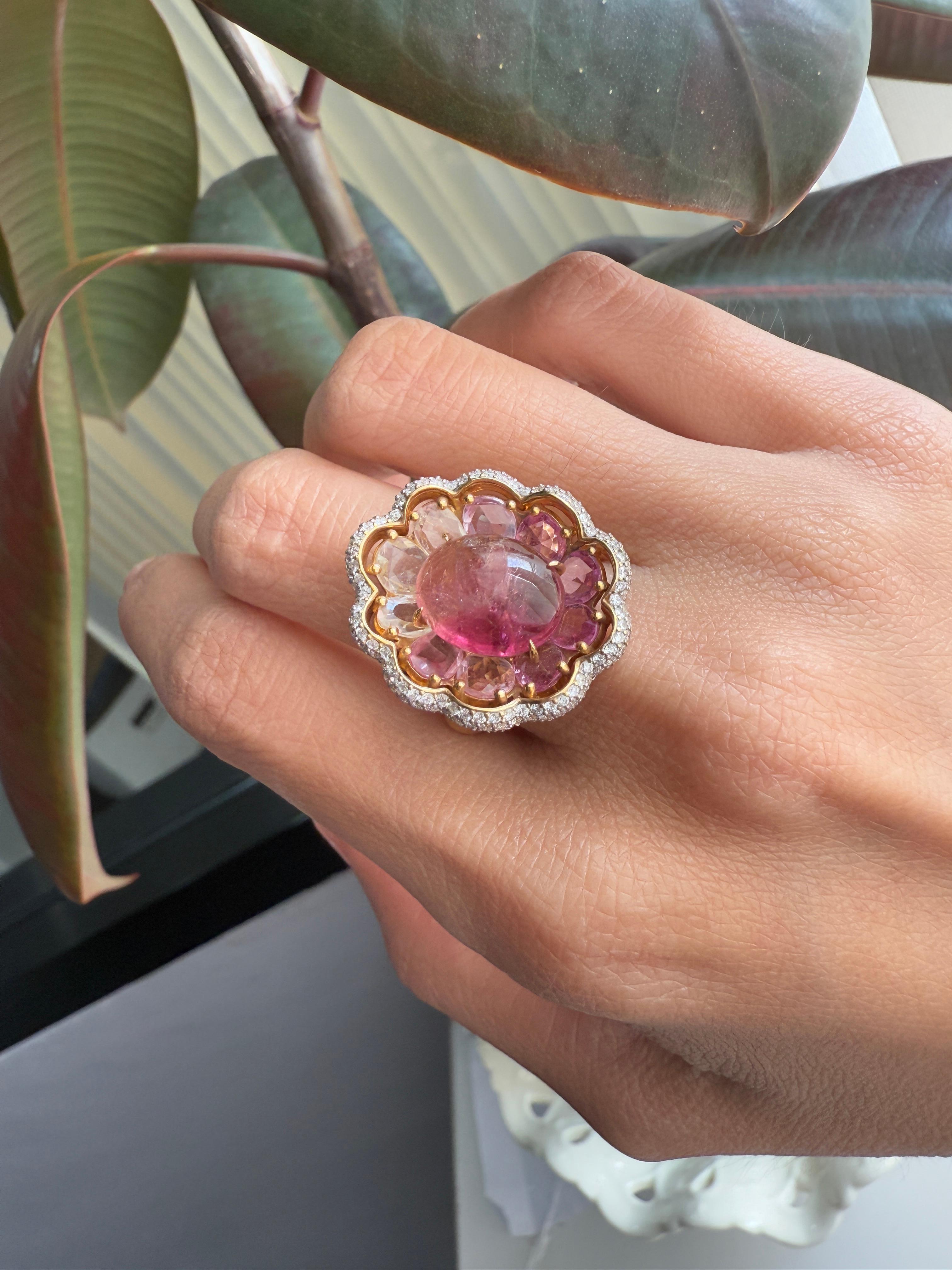Cabochon Anello in oro 18K con diamanti bianchi, zaffiri fantasia e una tormalina rosa centrale in vendita