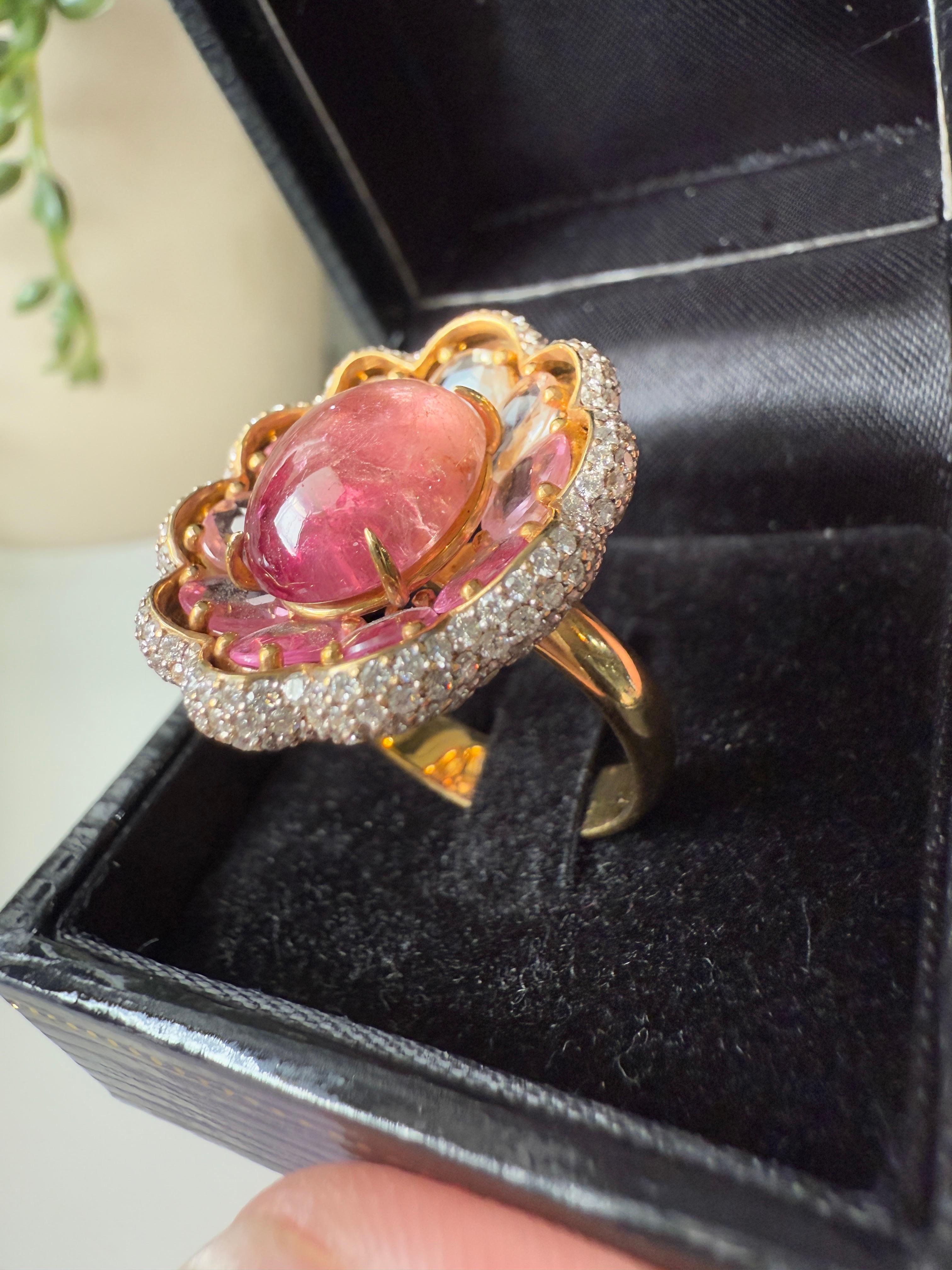 Anello in oro 18K con diamanti bianchi, zaffiri fantasia e una tormalina rosa centrale In condizioni Nuovo in vendita a ประเวศ, TH
