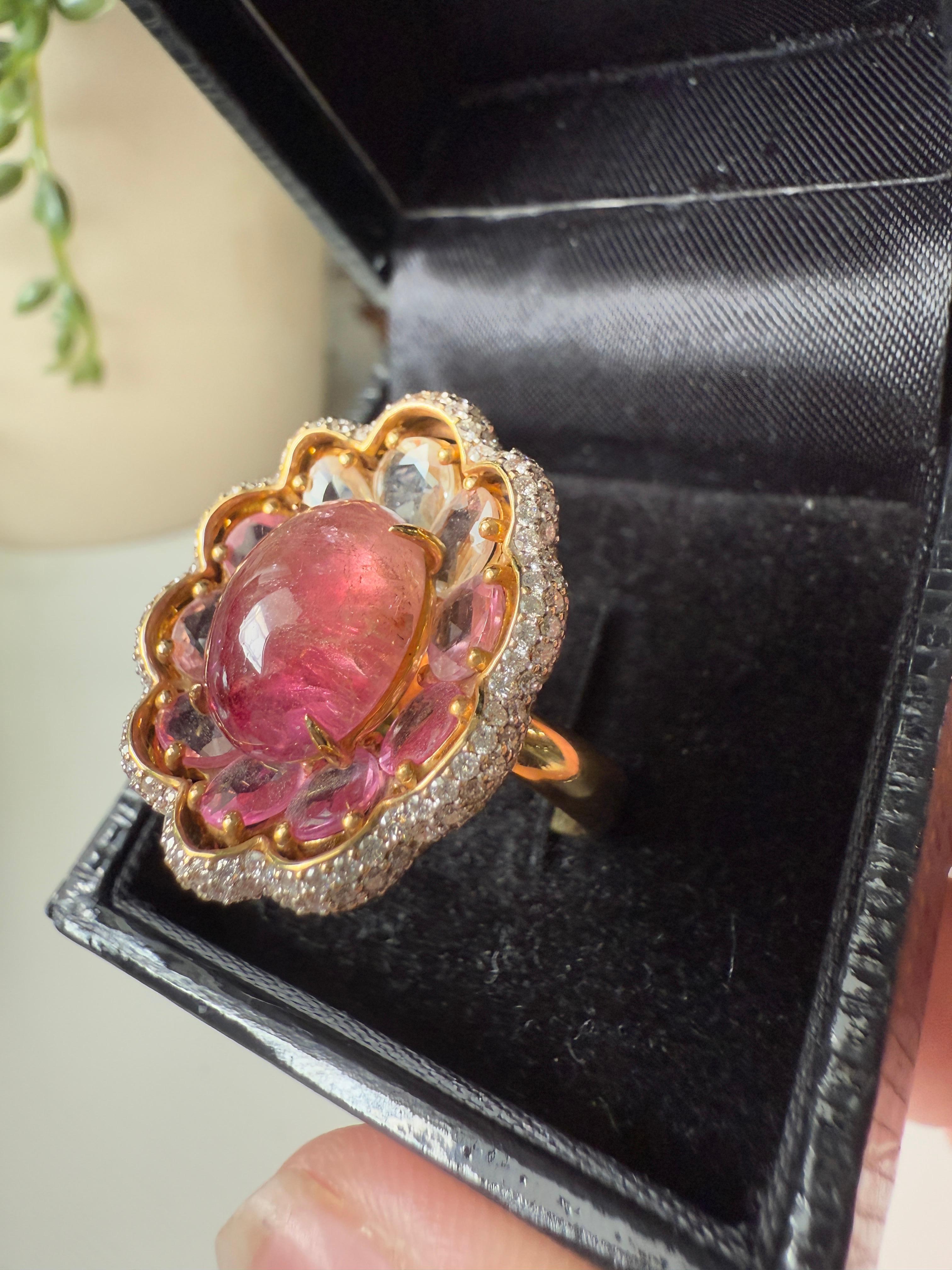 Donna Anello in oro 18K con diamanti bianchi, zaffiri fantasia e una tormalina rosa centrale in vendita