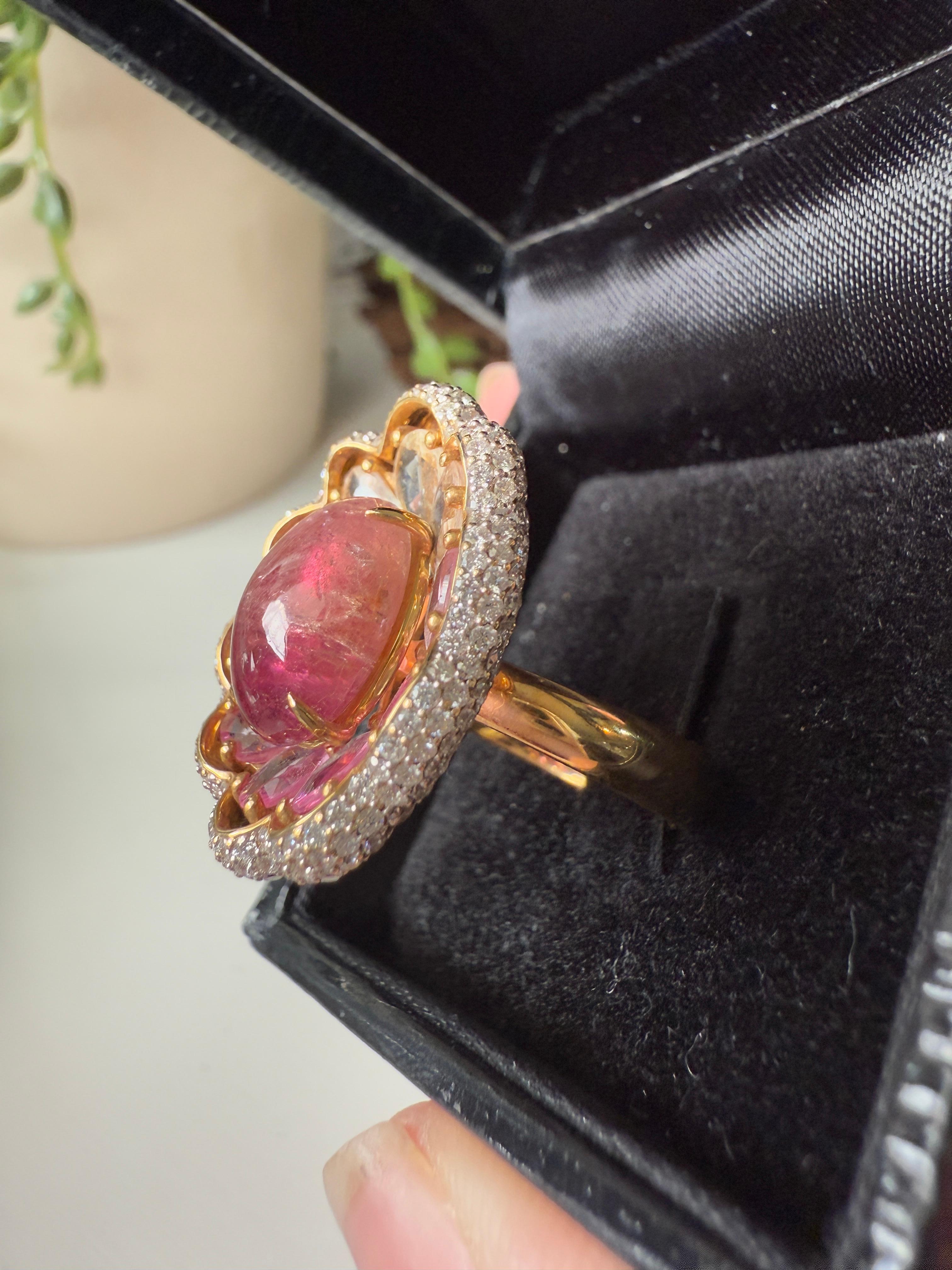 Anello in oro 18K con diamanti bianchi, zaffiri fantasia e una tormalina rosa centrale in vendita 1