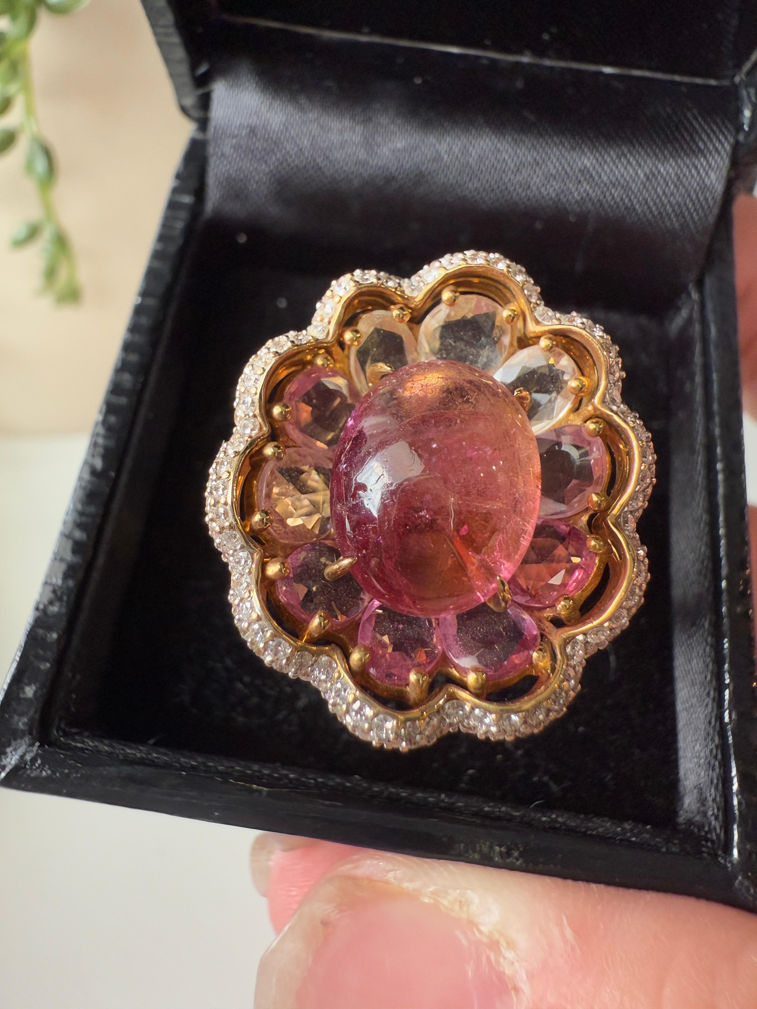 Anello in oro 18K con diamanti bianchi, zaffiri fantasia e una tormalina rosa centrale in vendita 2
