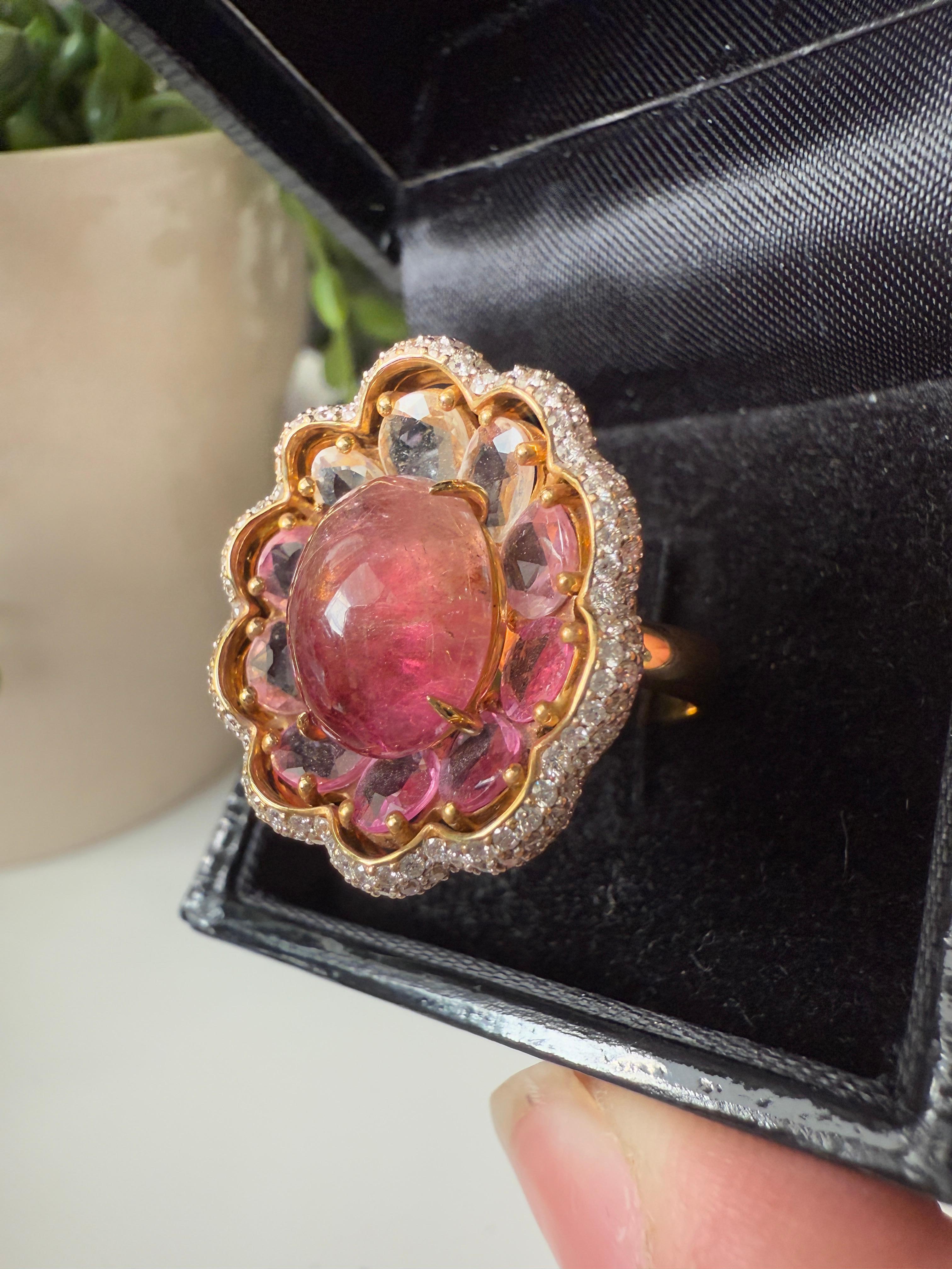 Anello in oro 18K con diamanti bianchi, zaffiri fantasia e una tormalina rosa centrale in vendita 3
