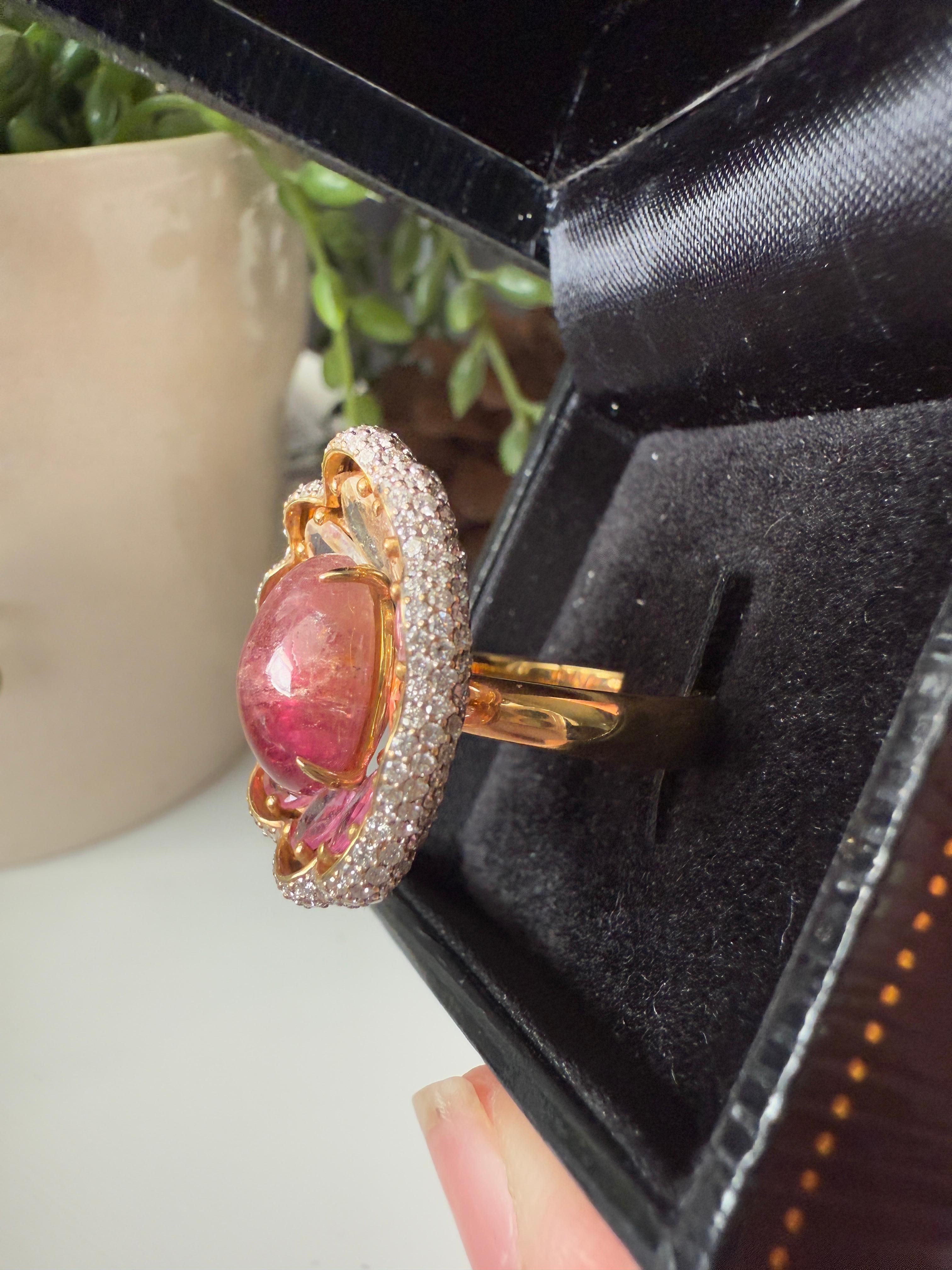 Anello in oro 18K con diamanti bianchi, zaffiri fantasia e una tormalina rosa centrale in vendita 4