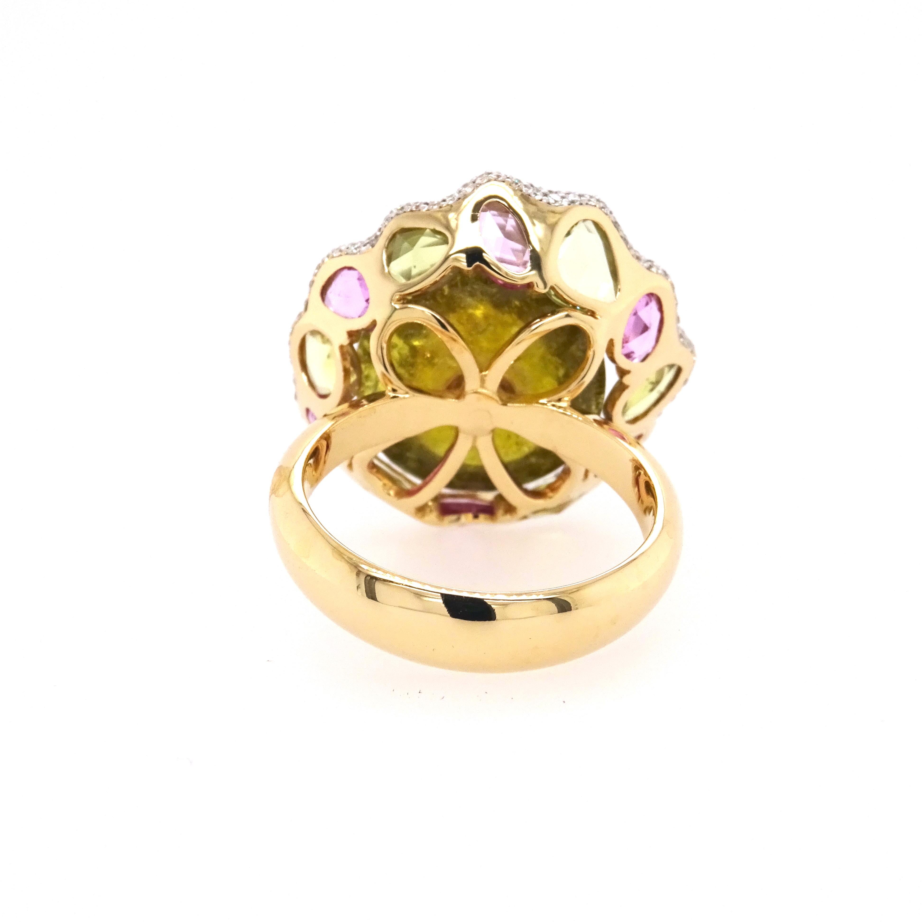 Donna Anello in oro 18K con diamanti bianchi, zaffiri fantasia e una tormalina centrale in vendita