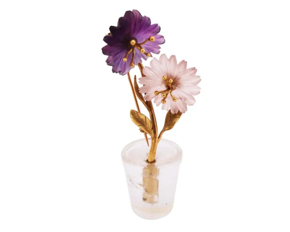 Una spilla finemente lavorata a mano che raffigura un vaso di fiori in quarzo chiaro in miniatura con due delicati fiori scolpiti a mano in ametista naturale e cristallo di rocca con steli e foglie in oro giallo 14K. Gioielli, regali e accessori con