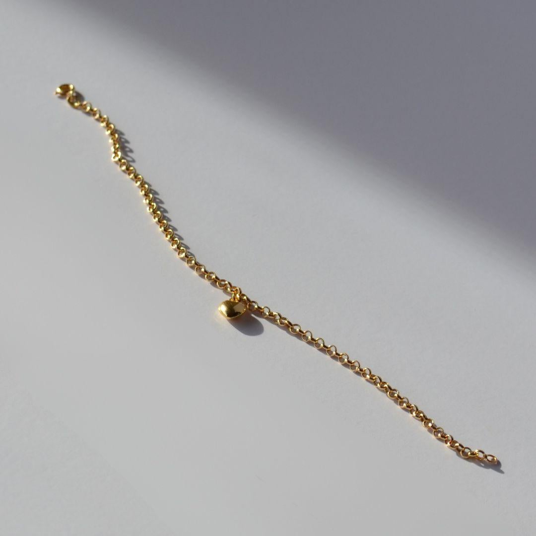 Contemporaneo Bracciale A Link in oro 18 carati con charme a cuore in vendita