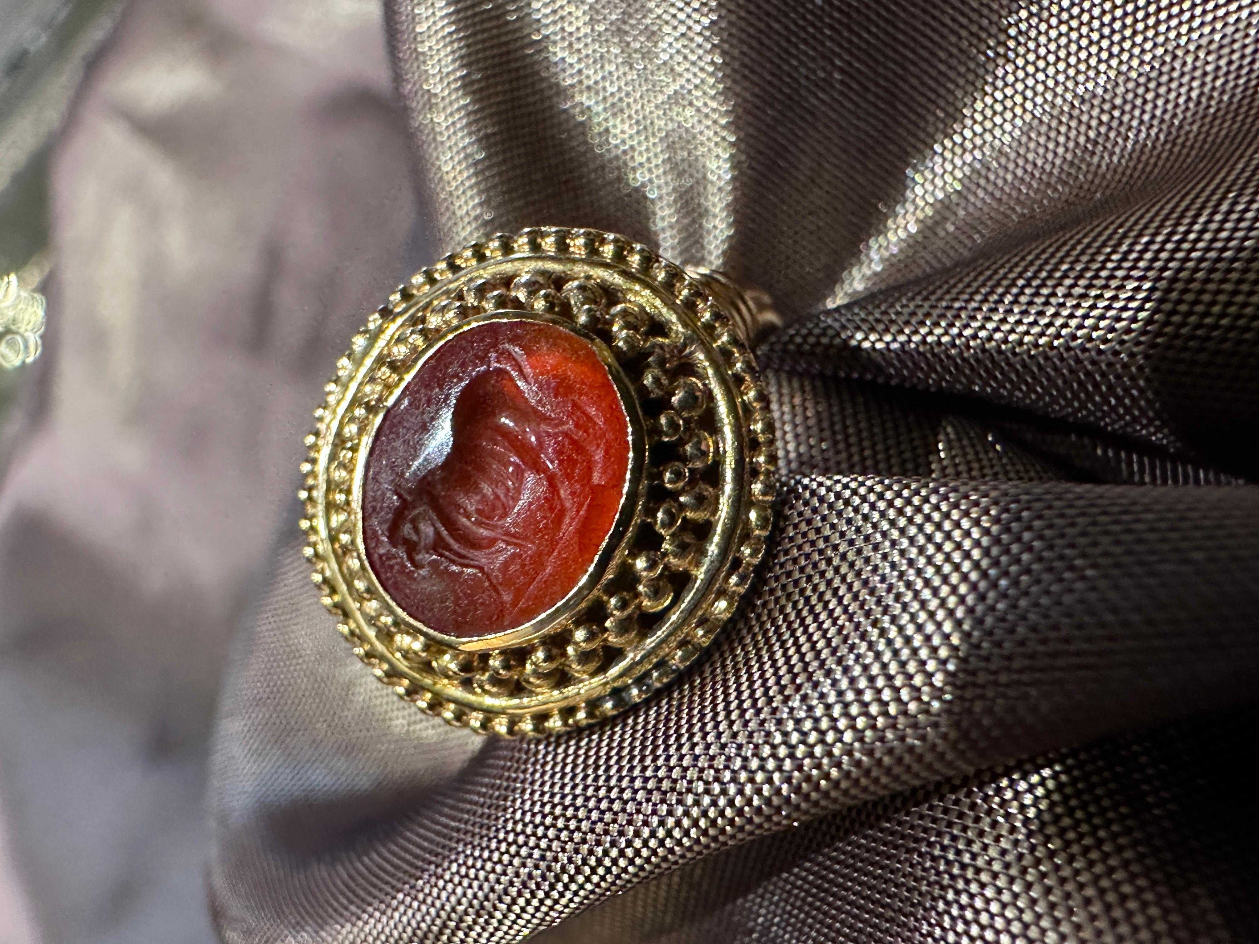 18 Karat Gold römischer Intaglio-Ring mit Stier-Schild im Zustand „Relativ gut“ im Angebot in London, GB