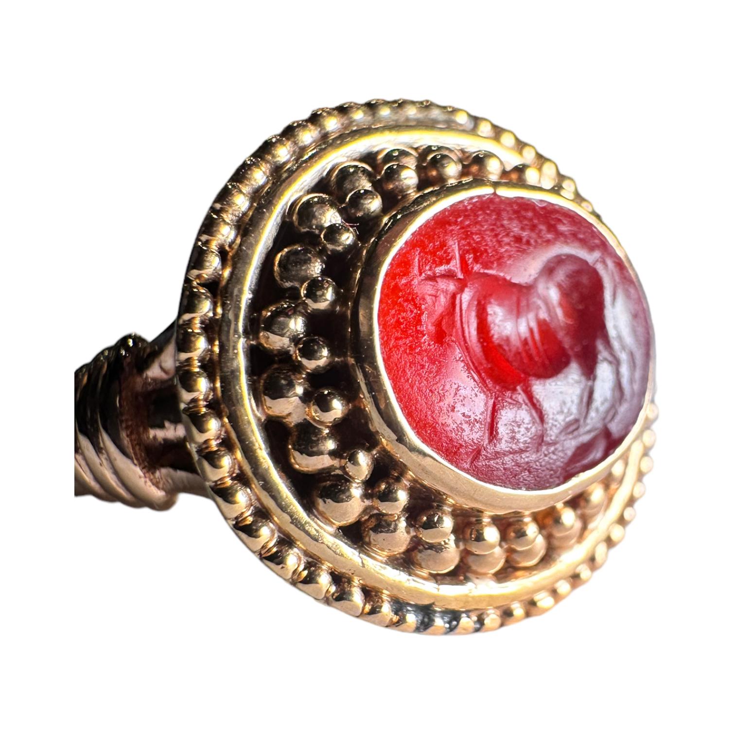 18 Karat Gold römischer Intaglio-Ring mit Stier-Schild im Angebot 3