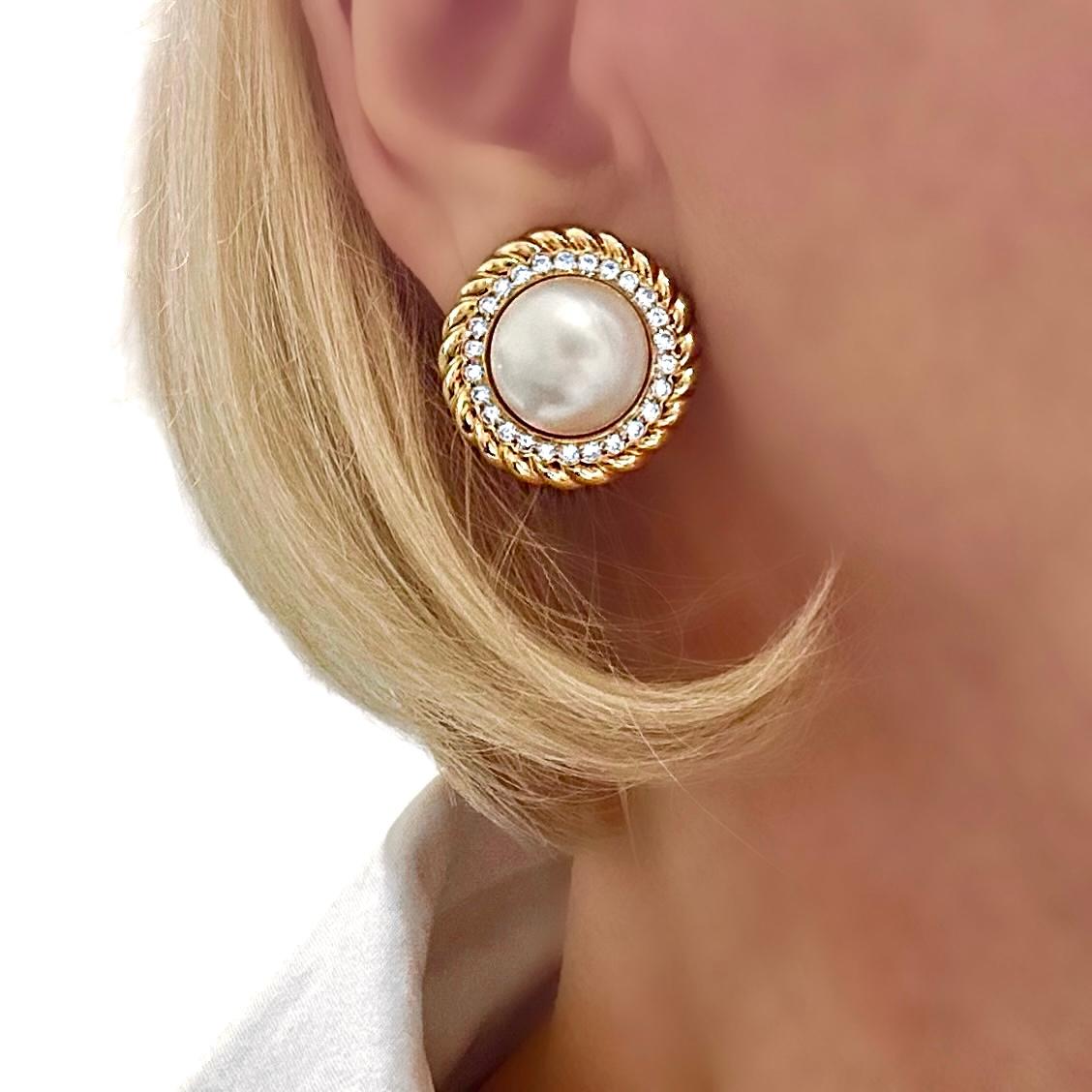 18K Gold Rope Edge Earrings with Diamonds & 16mm Mabe Pearls 1 Inch Diameter For Sale 4