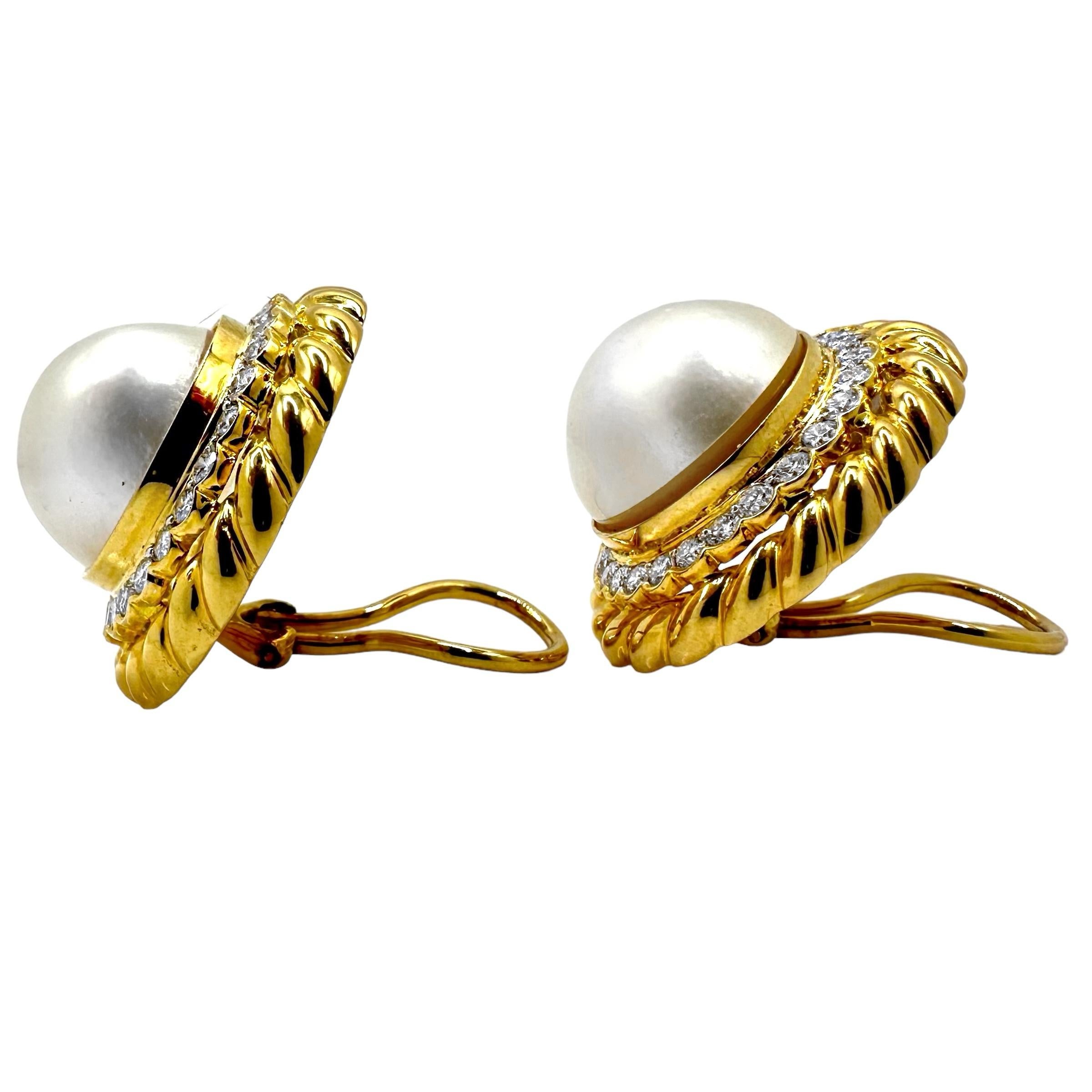 Modern 18K Gold Rope Edge Earrings with Diamonds & 16mm Mabe Pearls 1 Inch Diameter For Sale