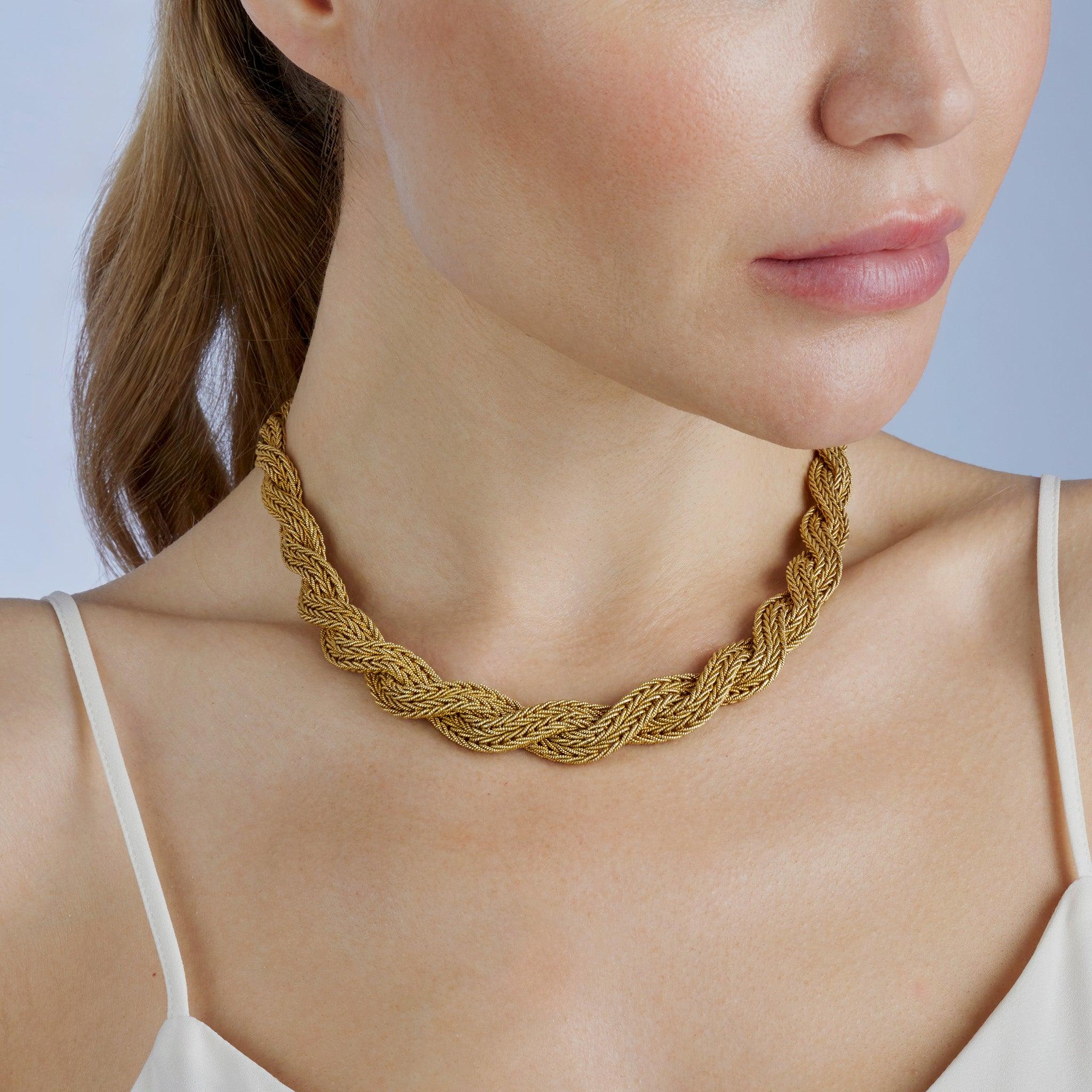 Questa collana in oro 18 carati è stata creata negli anni Settanta. Si tratta di una corda affusolata formata da corde intrecciate, a loro volta formate da più fili di catena ropetwist. Questa collana morbida e ultra-flessibile esprime allo stesso