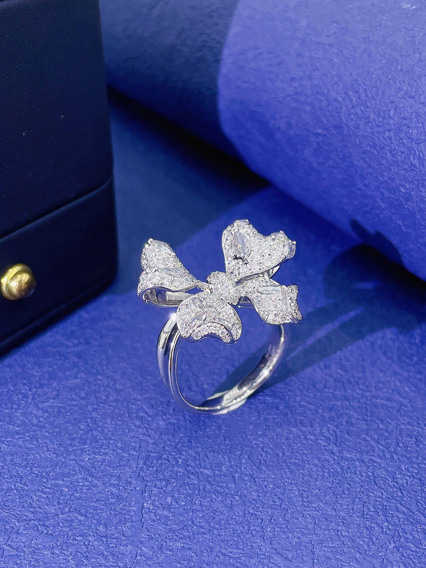 Un capolavoro di lusso ispirato alla natura, questo straordinario anello in oro 18 carati presenta uno scultoreo nodo a fiocco con uno squisito diamante naturale taglio rosa da 0,42 carati come punto focale. Elegato da 1,30 carati di splendidi