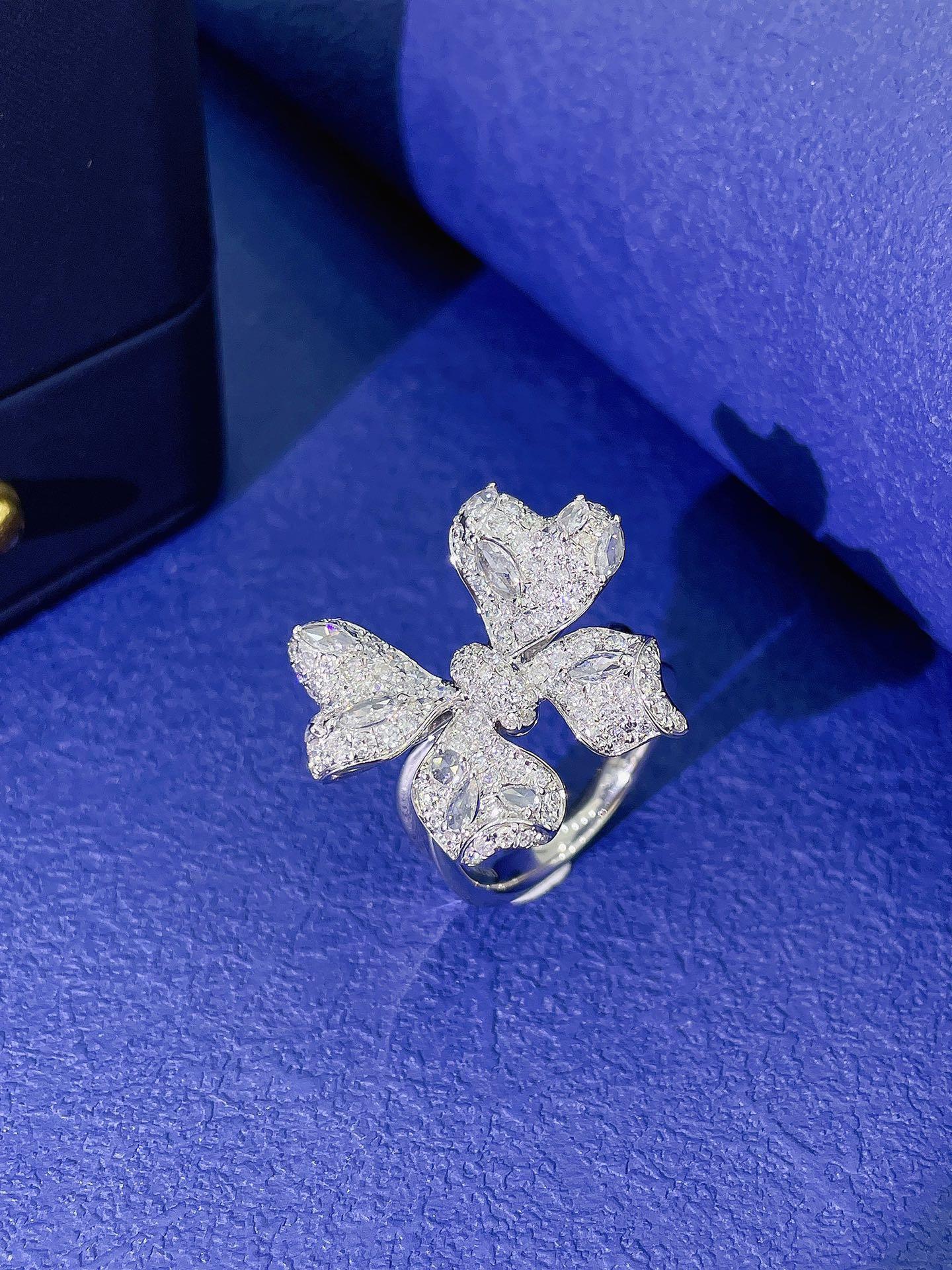 Moderno Anello con nodo a fiocco in oro rosa 18K e diamanti naturali in vendita