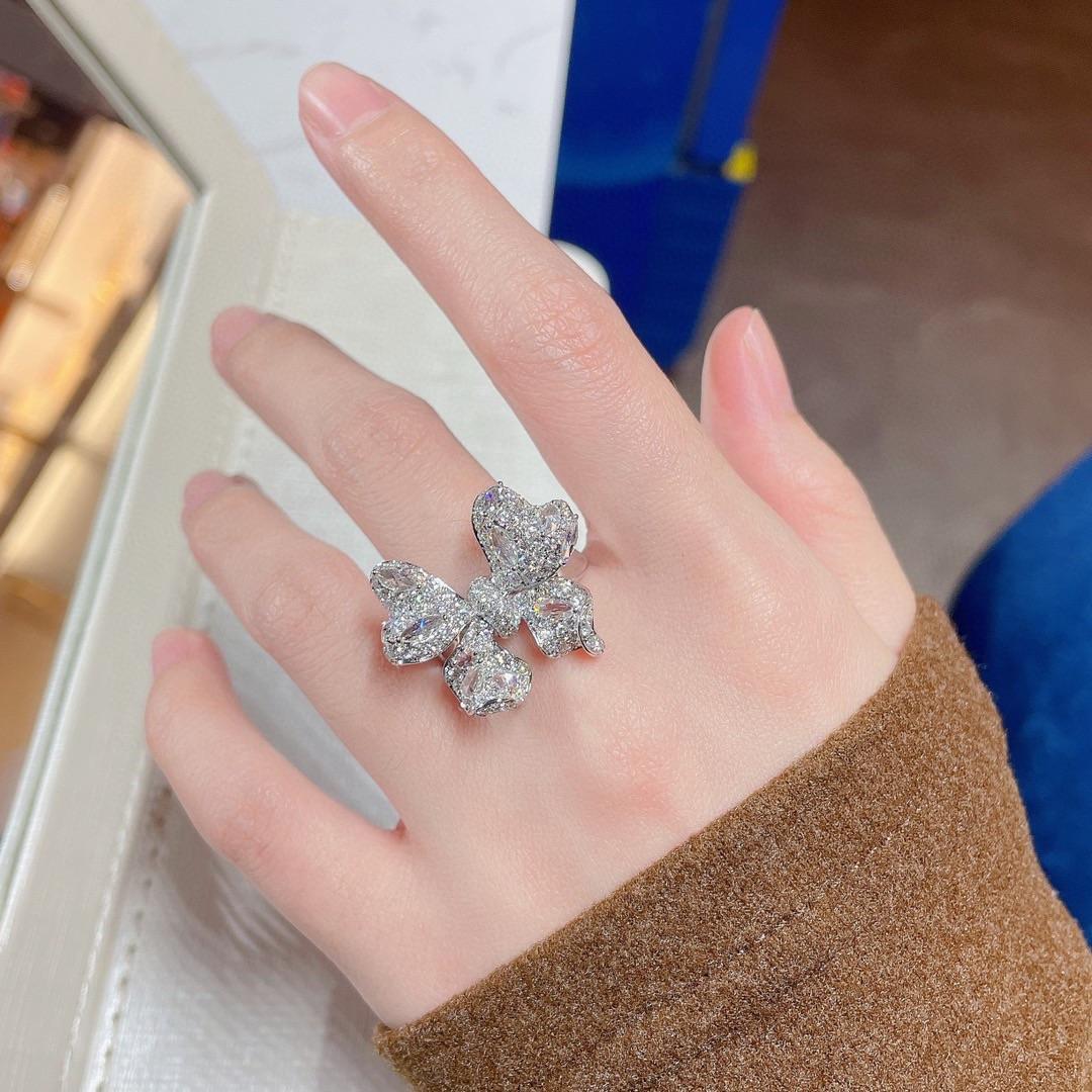 Anello con nodo a fiocco in oro rosa 18K e diamanti naturali In condizioni Nuovo in vendita a Hong Kong, HK
