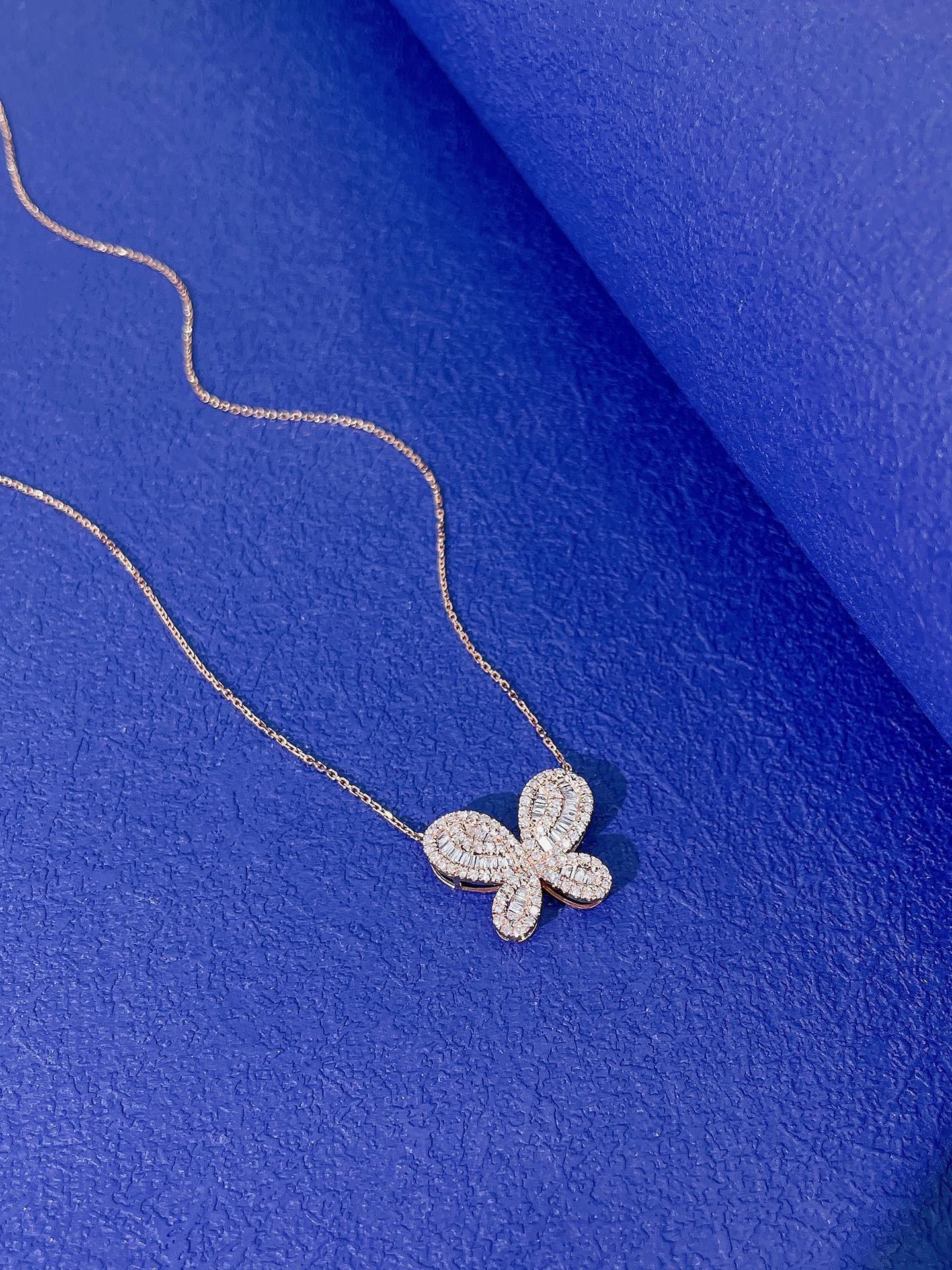 Collana a farfalla con diamanti tondi e affusolati in oro 18 carati

Una delicata danza di diamanti e design, questa collana in oro 18 carati presenta un grazioso motivo a farfalla realizzato con un mix di diamanti naturali rotondi e affusolati.