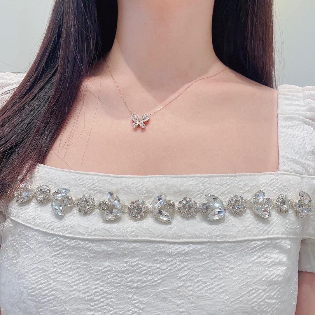 Moderno Collana a farfalla con diamanti tondi e affusolati in oro 18 carati in vendita