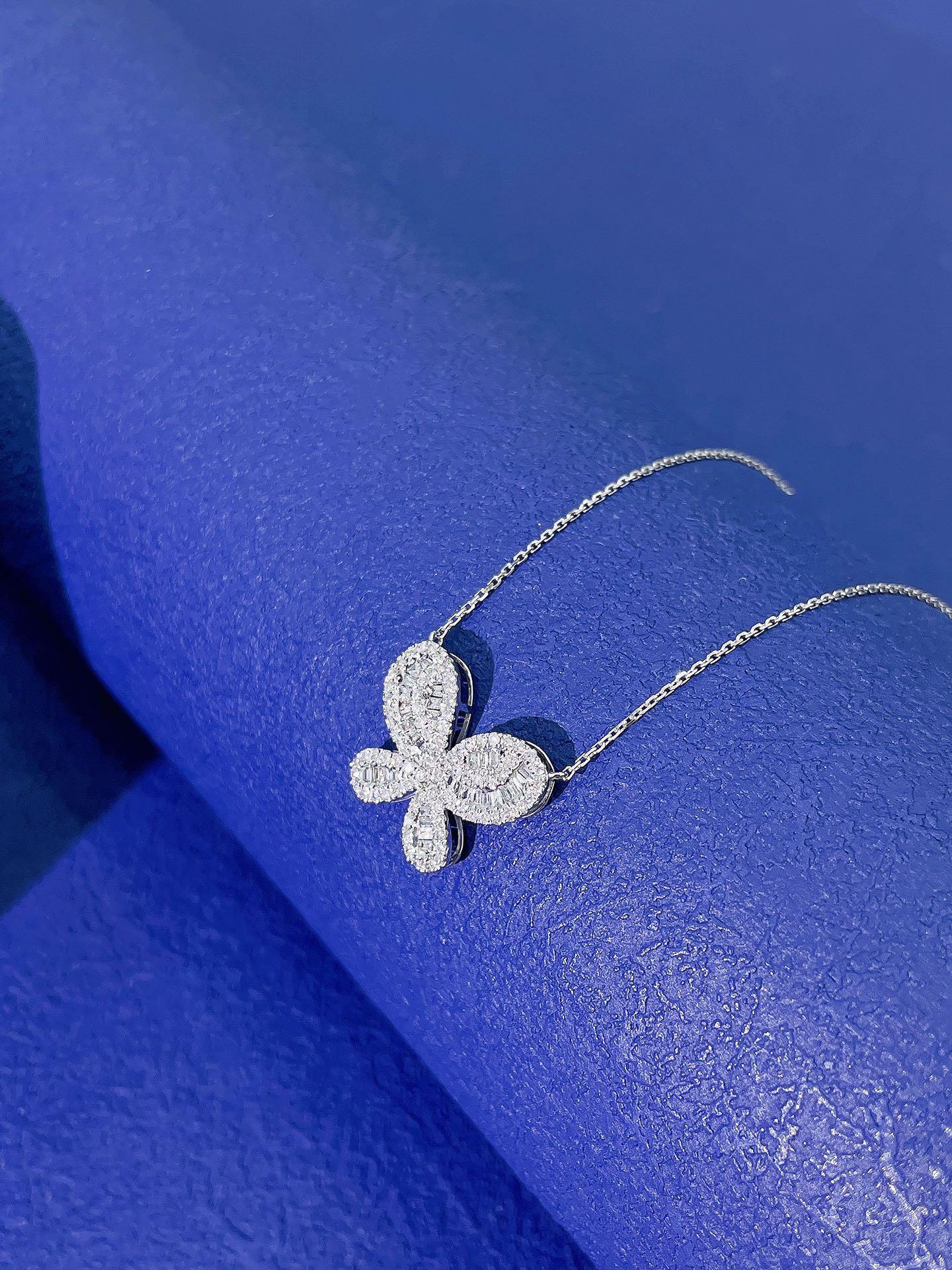 Collana a farfalla con diamanti tondi e affusolati in oro 18 carati In condizioni Nuovo in vendita a Hong Kong, HK