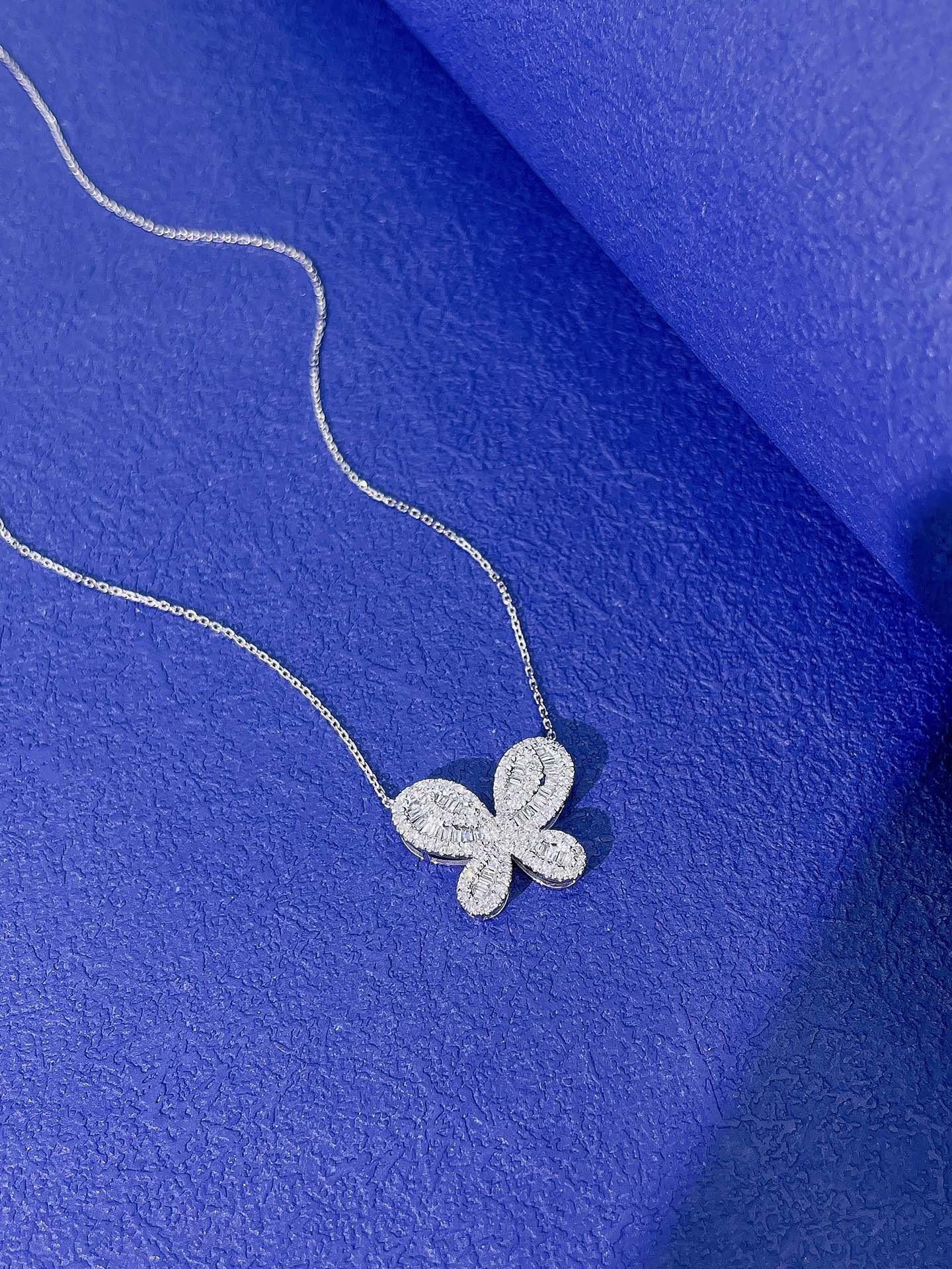 Collana a farfalla con diamanti tondi e affusolati in oro 18 carati in vendita 1