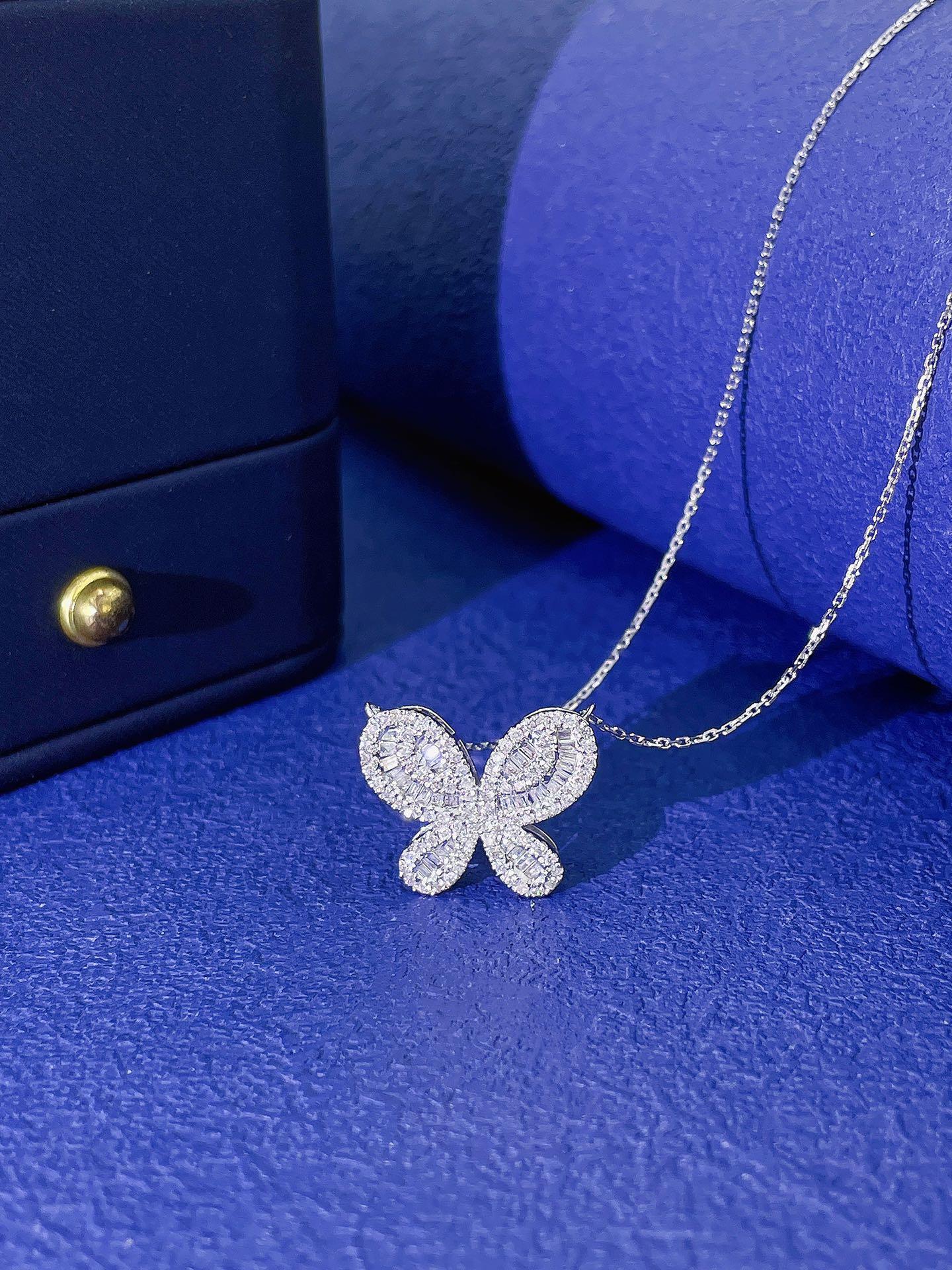 Collana a farfalla con diamanti tondi e affusolati in oro 18 carati in vendita 2