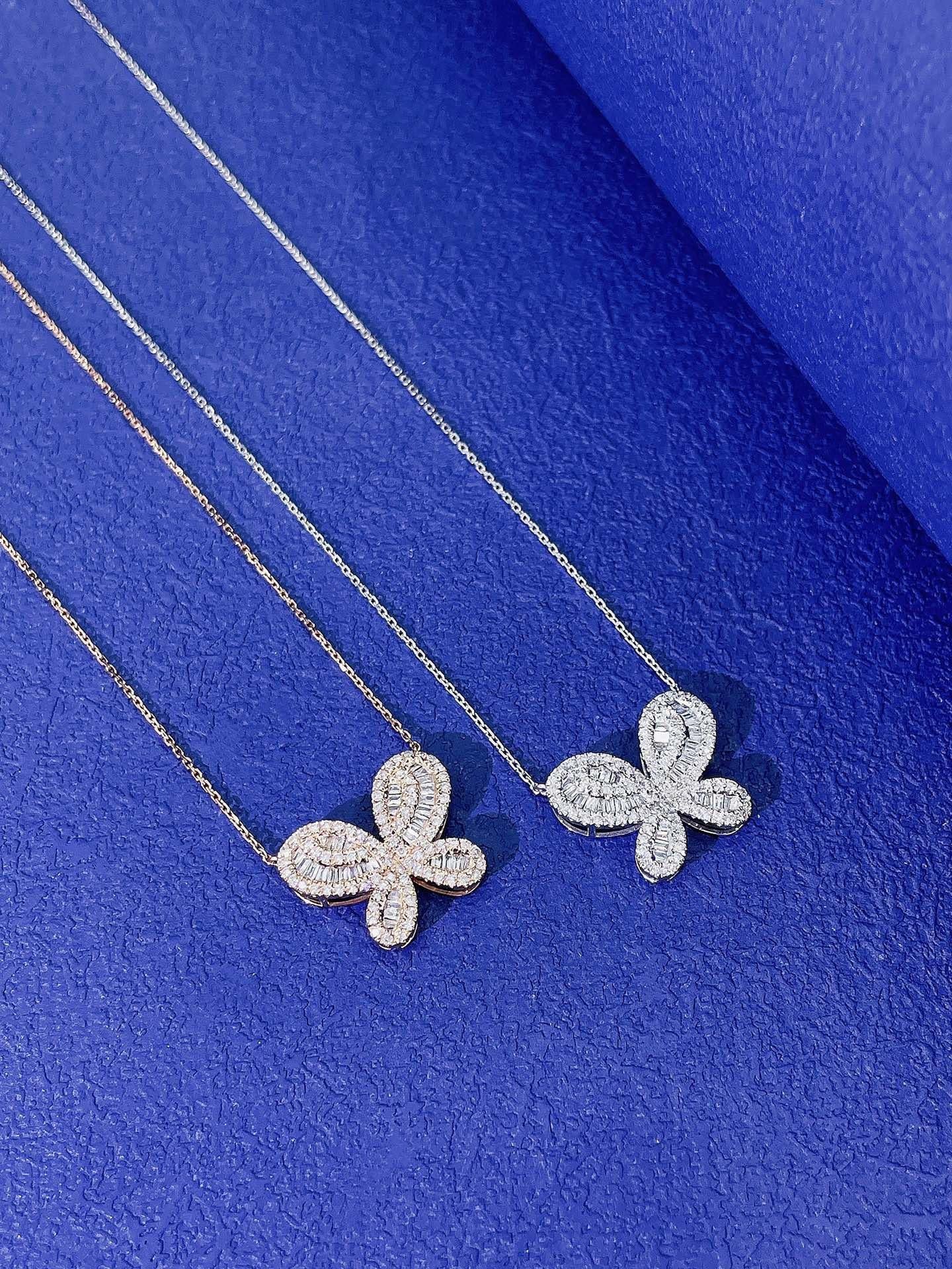Collana a farfalla con diamanti tondi e affusolati in oro 18 carati in vendita 3