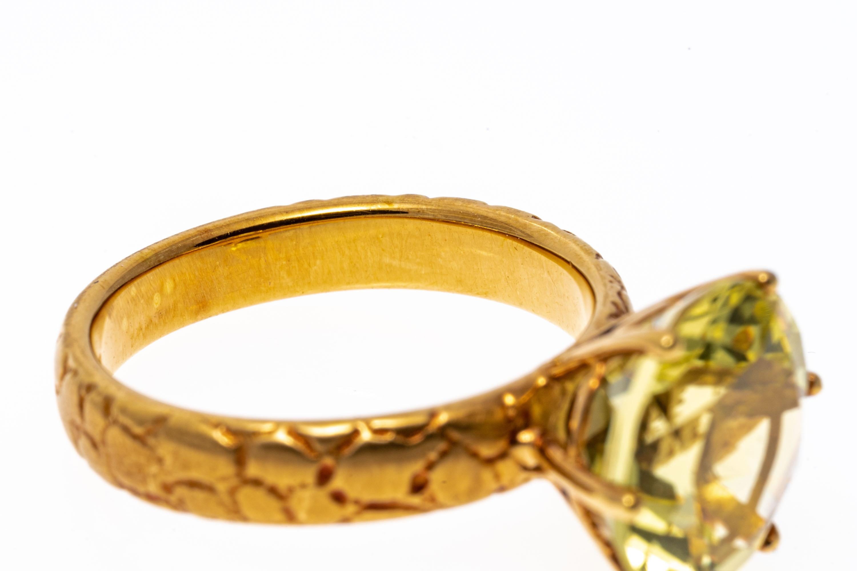 ring aus 18k Gelbgold. Dieser wunderschöne Ring hat einen facettierten, rund facettiert, Zitrone Limette Farbe Citrin, etwa 3,69 CTS und auf einem matten Kieselsteinen fertig Band Ring gesetzt.
Markierungen: 750
Abmessungen: 3/8