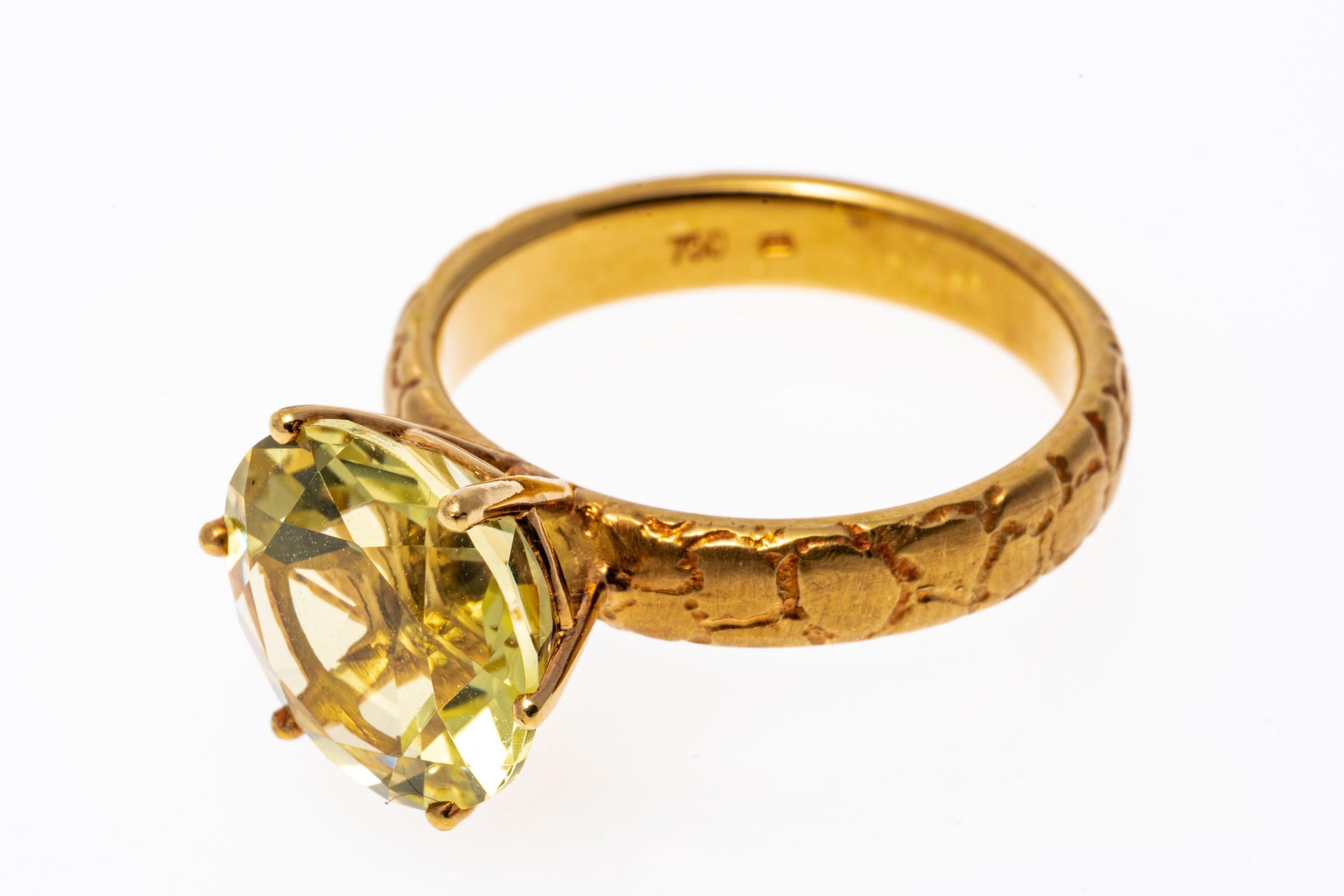 Contemporary 18k Gold Round Brilliant Lemon Lime Citrine and Pebbled Finished Ring For Sale