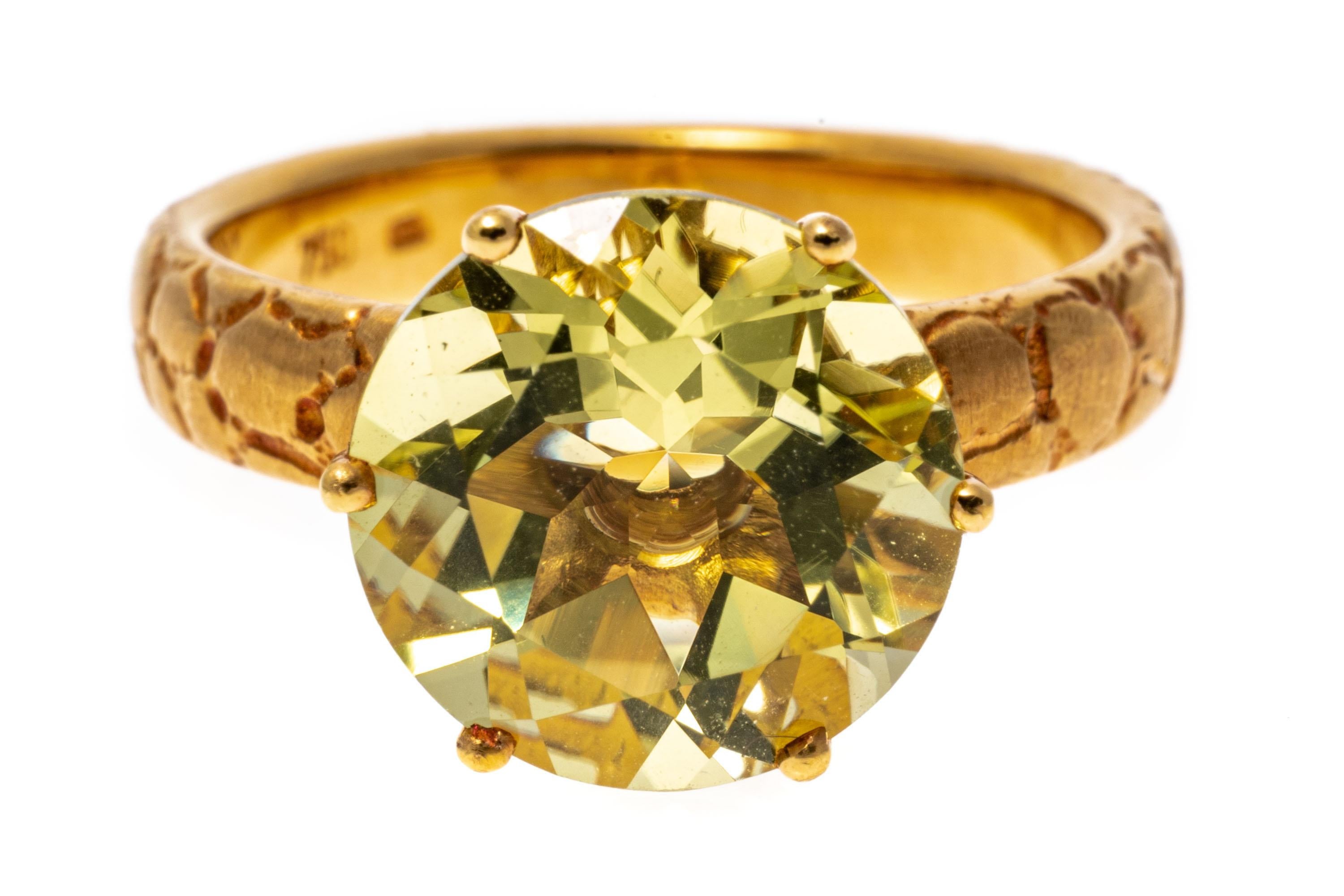 18k Gold Round Brilliant Lemon Lime Citrine and Pebbled Finished Ring In Good Condition For Sale In Southport, CT
