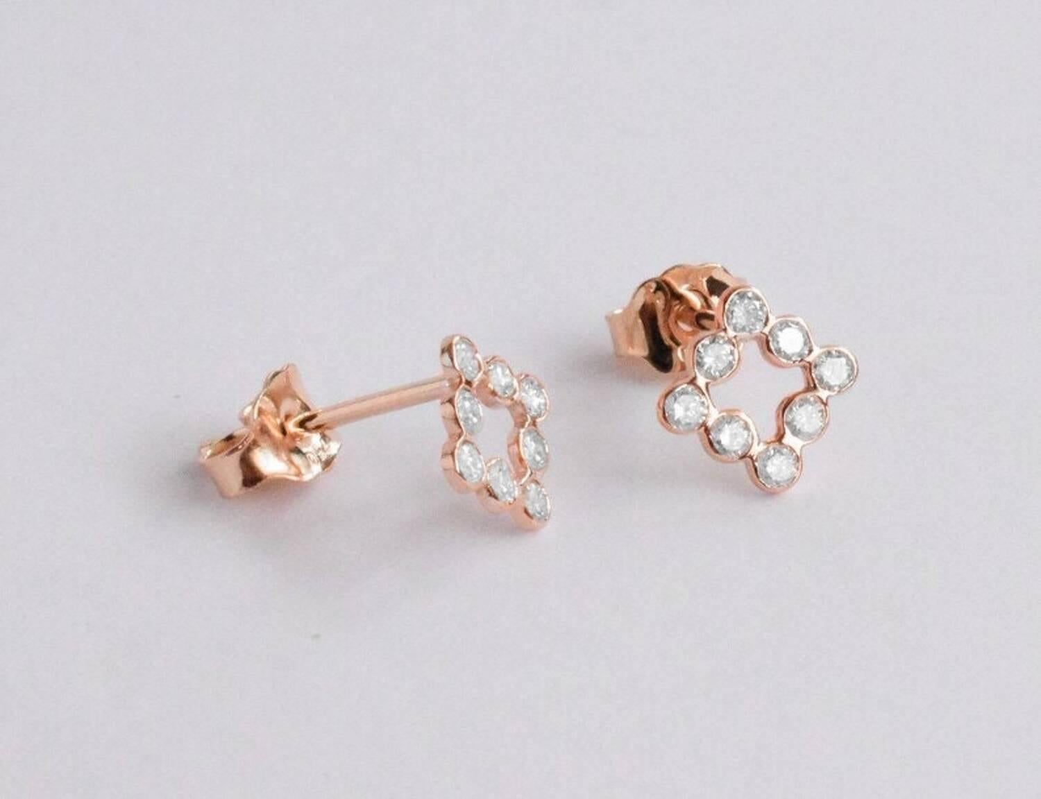 Clous d'oreilles carrs en or 18 carats avec diamant rond et lunette en diamant Neuf - En vente à Bangkok, TH