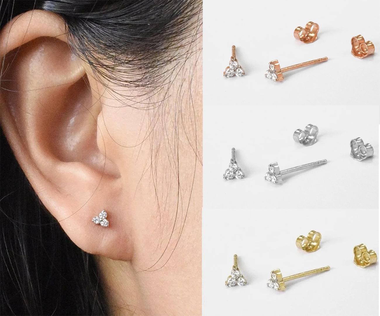 Winzige Ohrstecker mit rundem Diamanten im Trio aus 18k Roségold, Gelbgold und Weißgold.

Diese zierlichen Ohrstecker sind aus massivem 18-karätigem Gold gefertigt und mit glänzenden, rund geschliffenen Naturdiamanten besetzt, die in unserem Studio