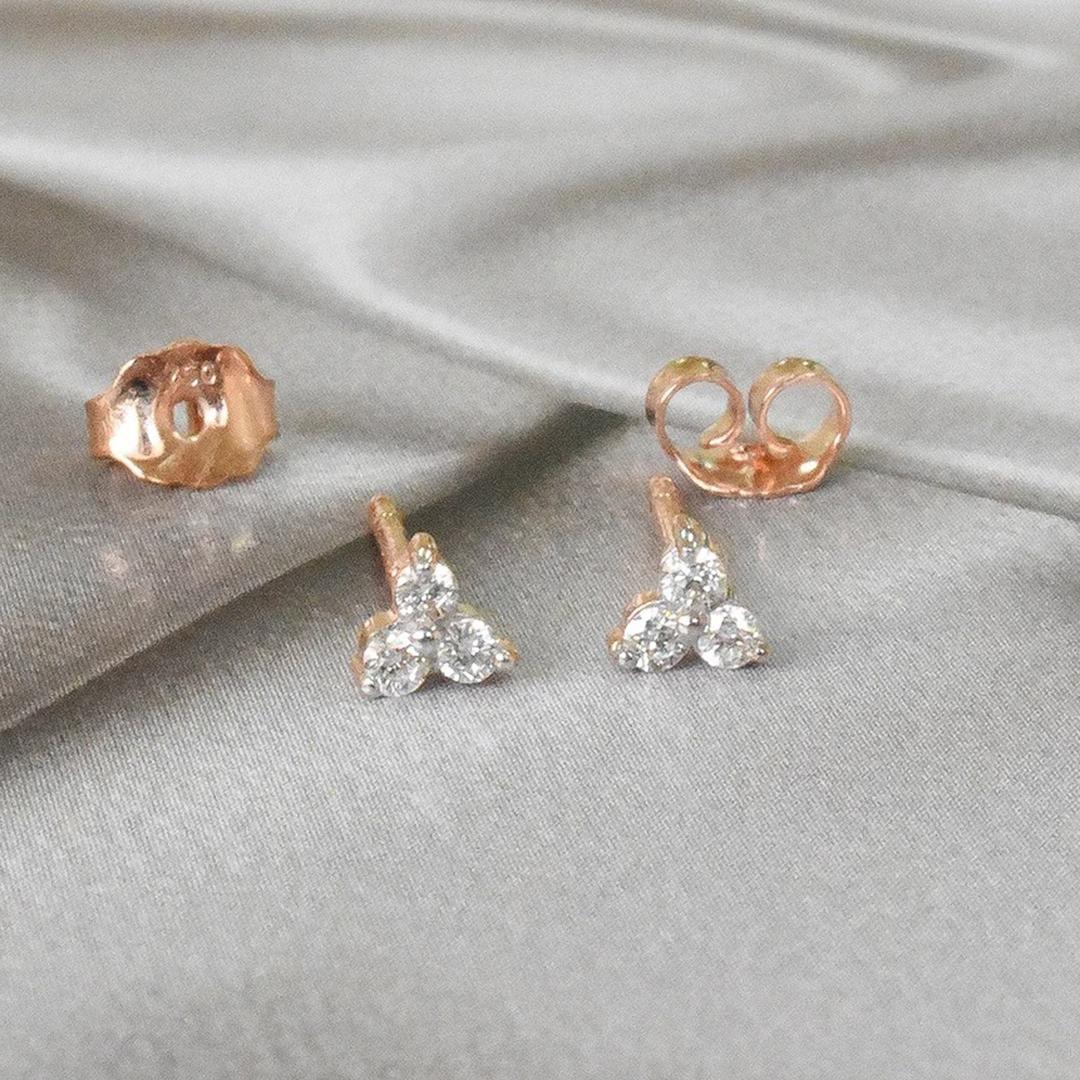 Moderne Clous d'oreilles en or 18 carats à trois diamants taille ronde de type « Tiny Cluster » en vente