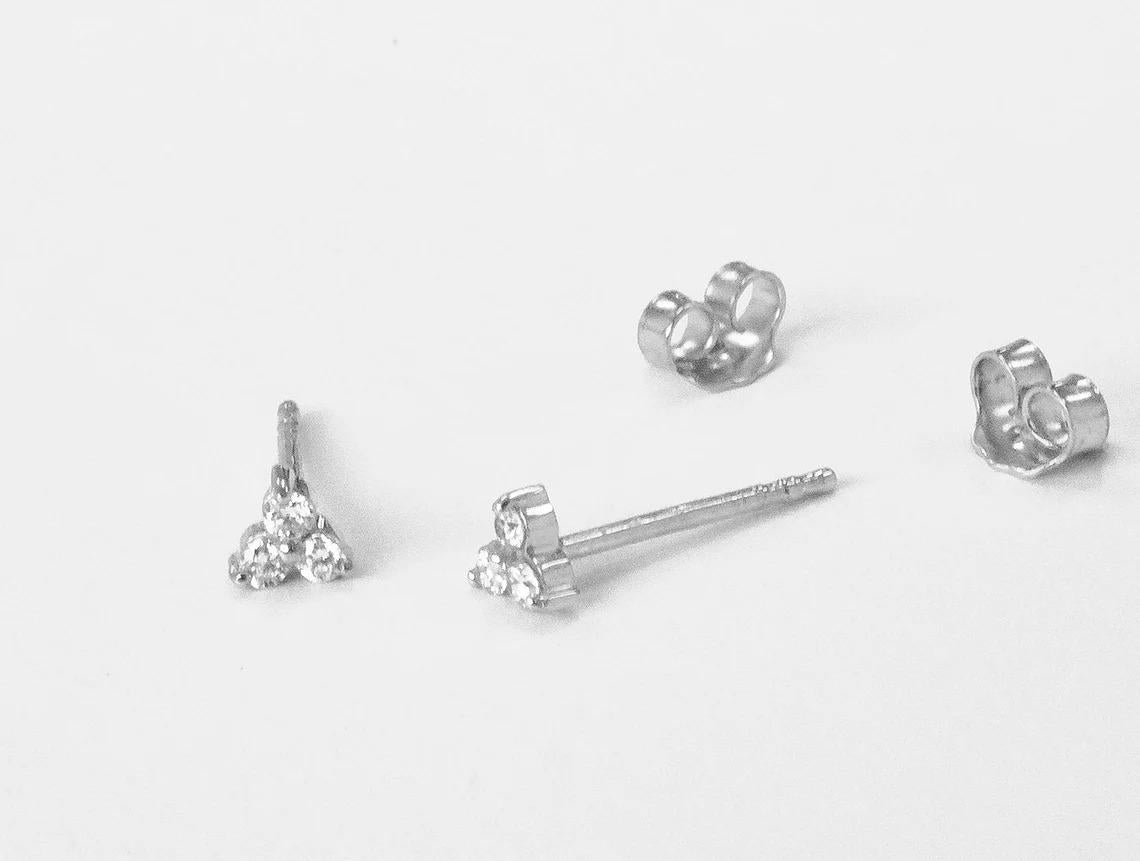 Taille ronde Clous d'oreilles en or 18 carats à trois diamants taille ronde de type « Tiny Cluster » en vente