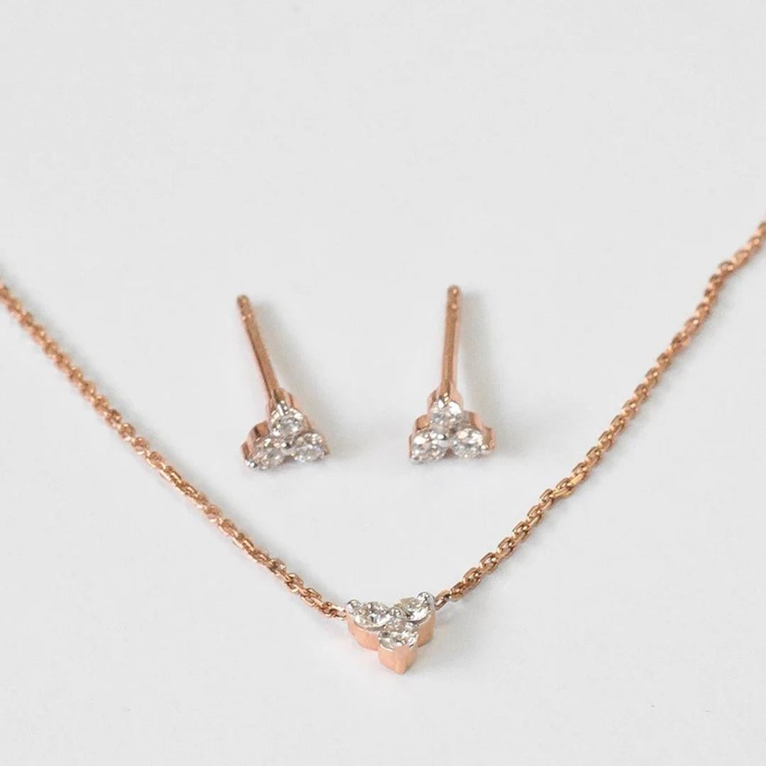 Clous d'oreilles en or 18 carats à trois diamants taille ronde de type « Tiny Cluster » en vente 1