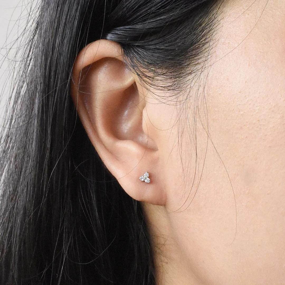 Clous d'oreilles en or 18 carats à trois diamants taille ronde de type « Tiny Cluster » en vente 2