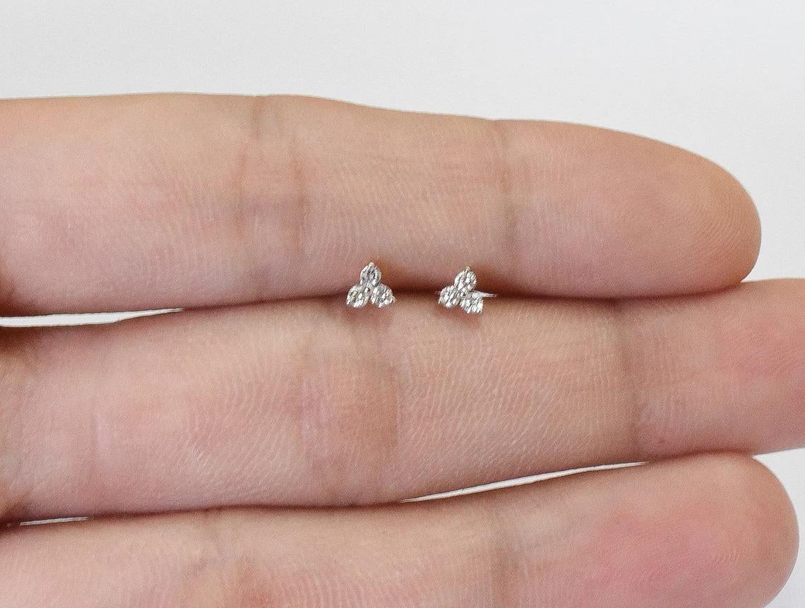 Clous d'oreilles en or 18 carats à trois diamants taille ronde de type « Tiny Cluster » en vente 3