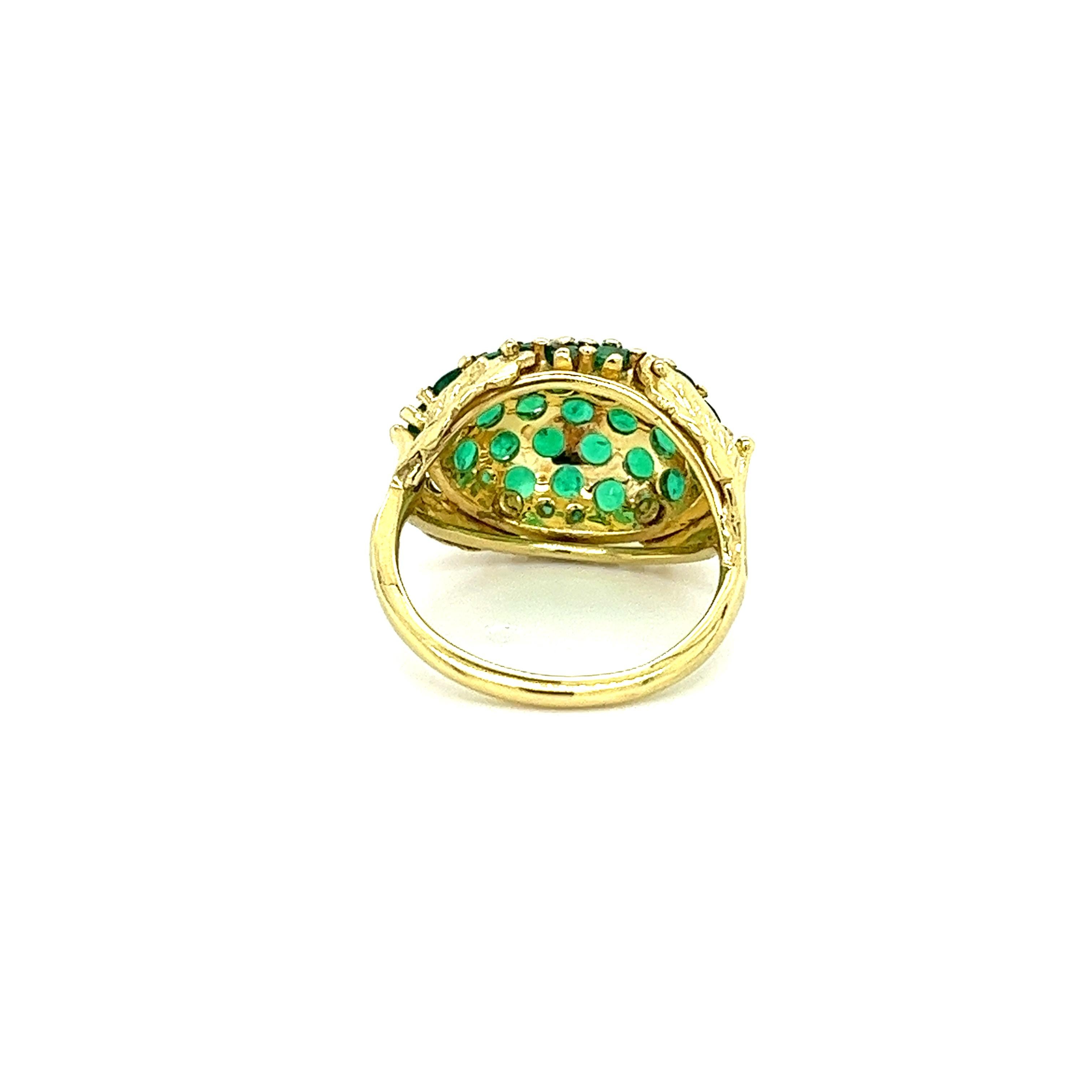 18k Gold Round Cut Natural Emerald Gemstone Cluster Dome Ring with Carved Leaf In New Condition For Sale In Miami, FL