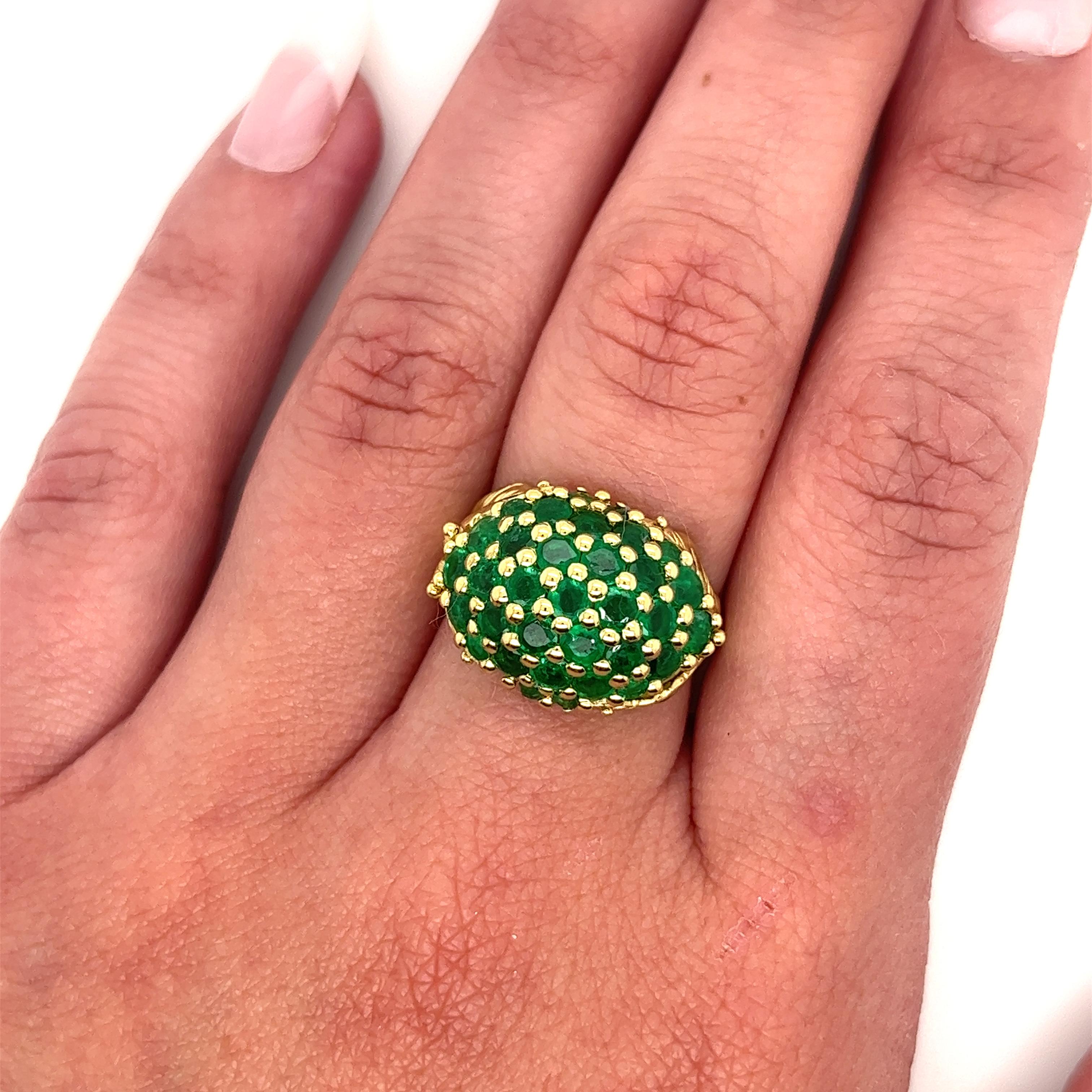Women's 18k Gold Round Cut Natural Emerald Gemstone Cluster Dome Ring with Carved Leaf For Sale
