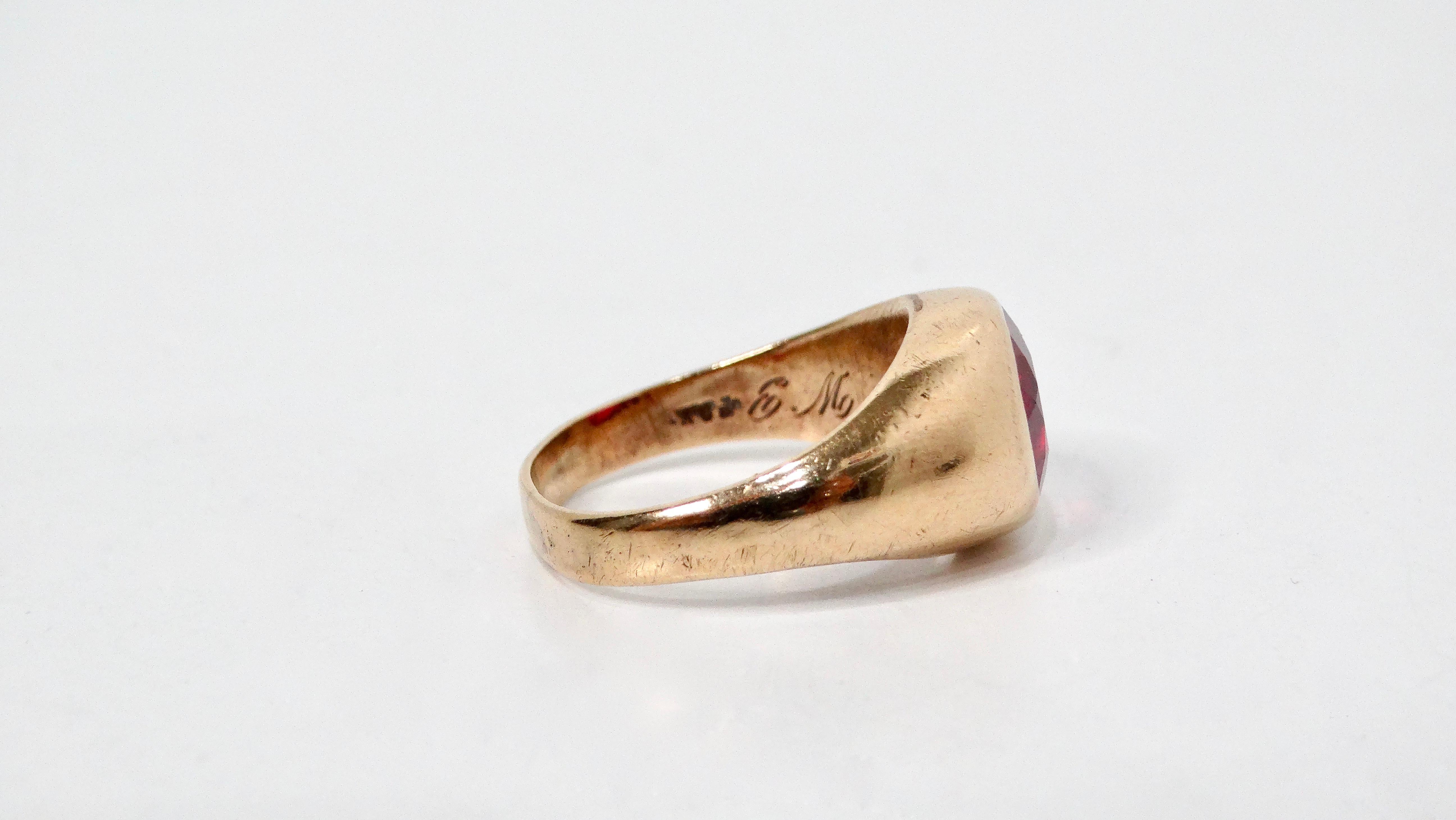 18k Gold Round Lab Ruby Engraved Signet Ring circa 1970s In Good Condition For Sale In Scottsdale, AZ