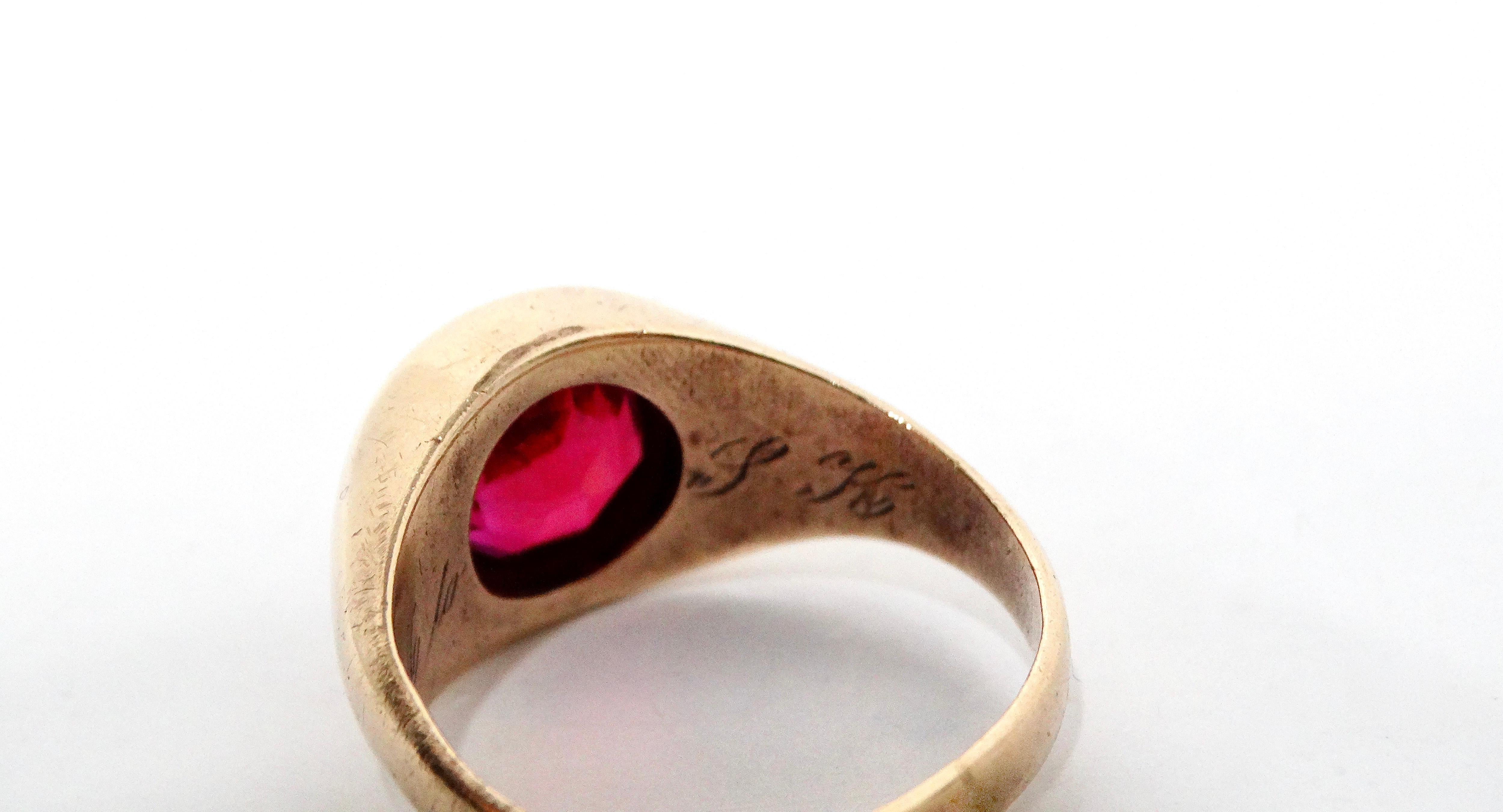 18k Gold Round Lab Ruby Engraved Signet Ring circa 1970s For Sale 1