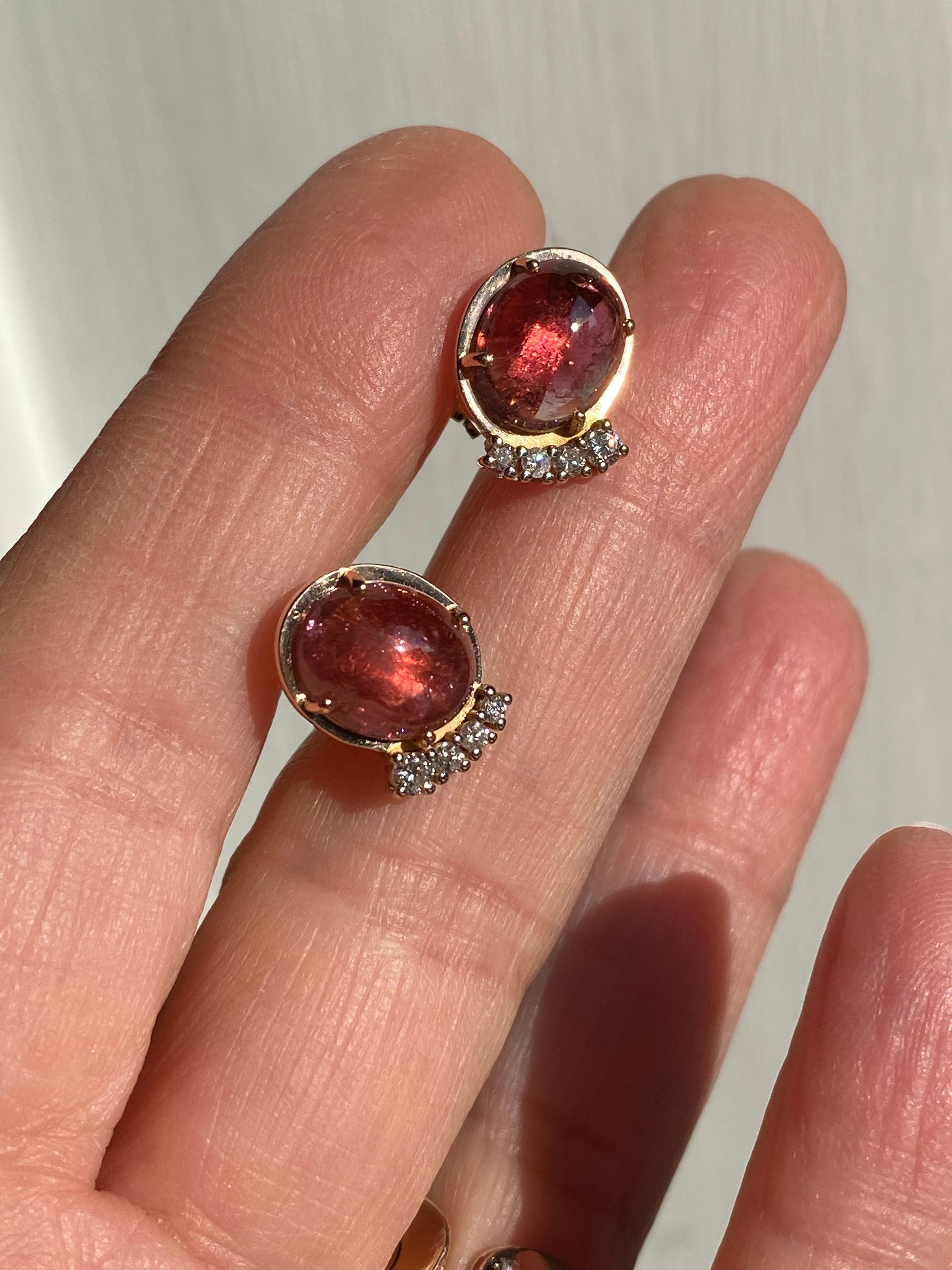 Moderno Orecchino artigianale in oro 18k con rubelite 0,22 carati e diamanti bianchi in vendita