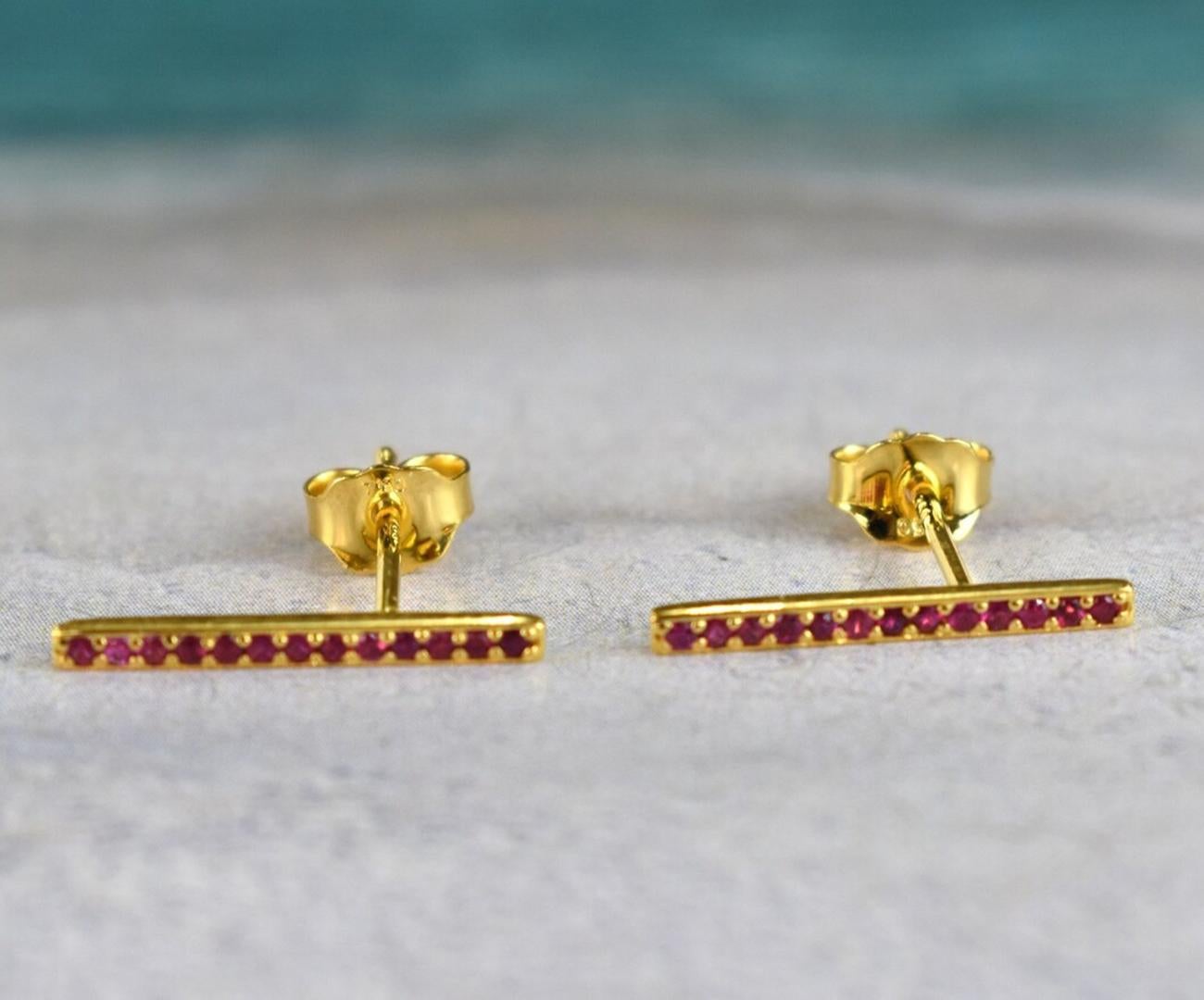 18K Gold Ruby 26 Pcs Sapphire Stud Earrings Bar Earrings In New Condition For Sale In Bangkok, TH
