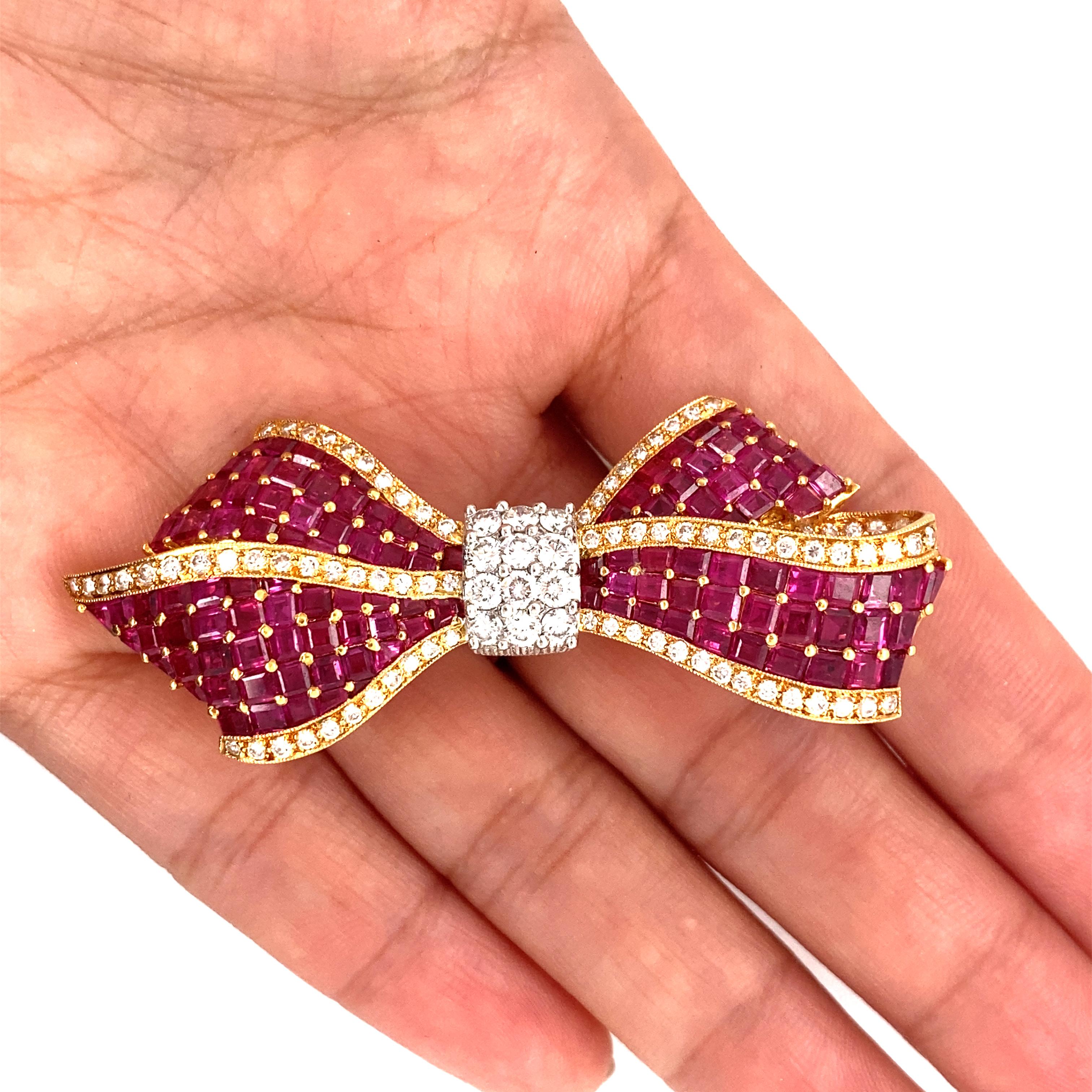 Broche à nœud en or 18 carats, rubis et diamants d'Oscar Heyman Bon état - En vente à New York, NY