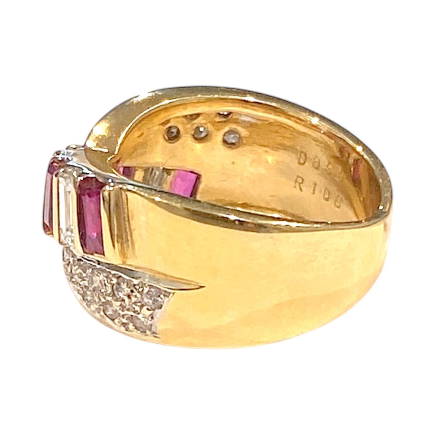 Réalisée en or jaune 18 carats, cette bague présente un design croisé avec une alternance de rubis et de diamants de taille baguette sur des diamants ronds sertis en pavé. 
Rubis : 1,08 ctw (estampillé)
Diamants : 0,95 ctw (estampillé) Clarté :