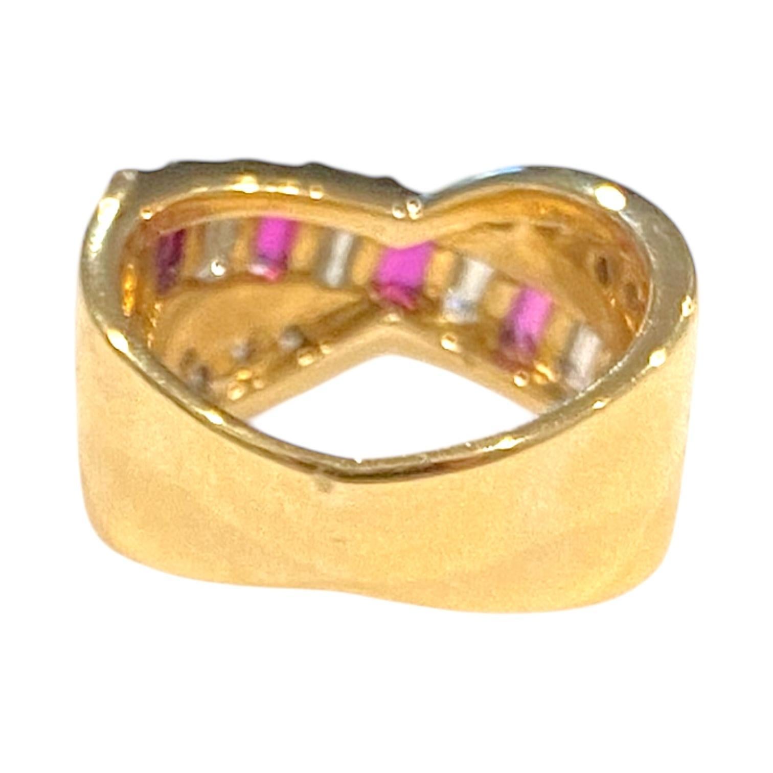 Contemporain Bague croisée en or 18K avec rubis et diamants en vente