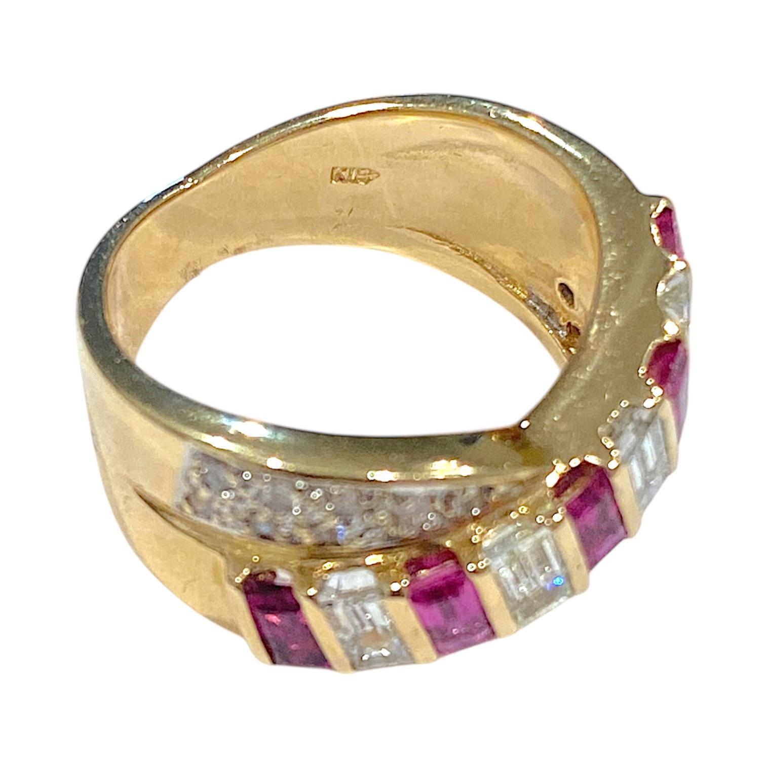 Bague croisée en or 18K avec rubis et diamants en vente 1