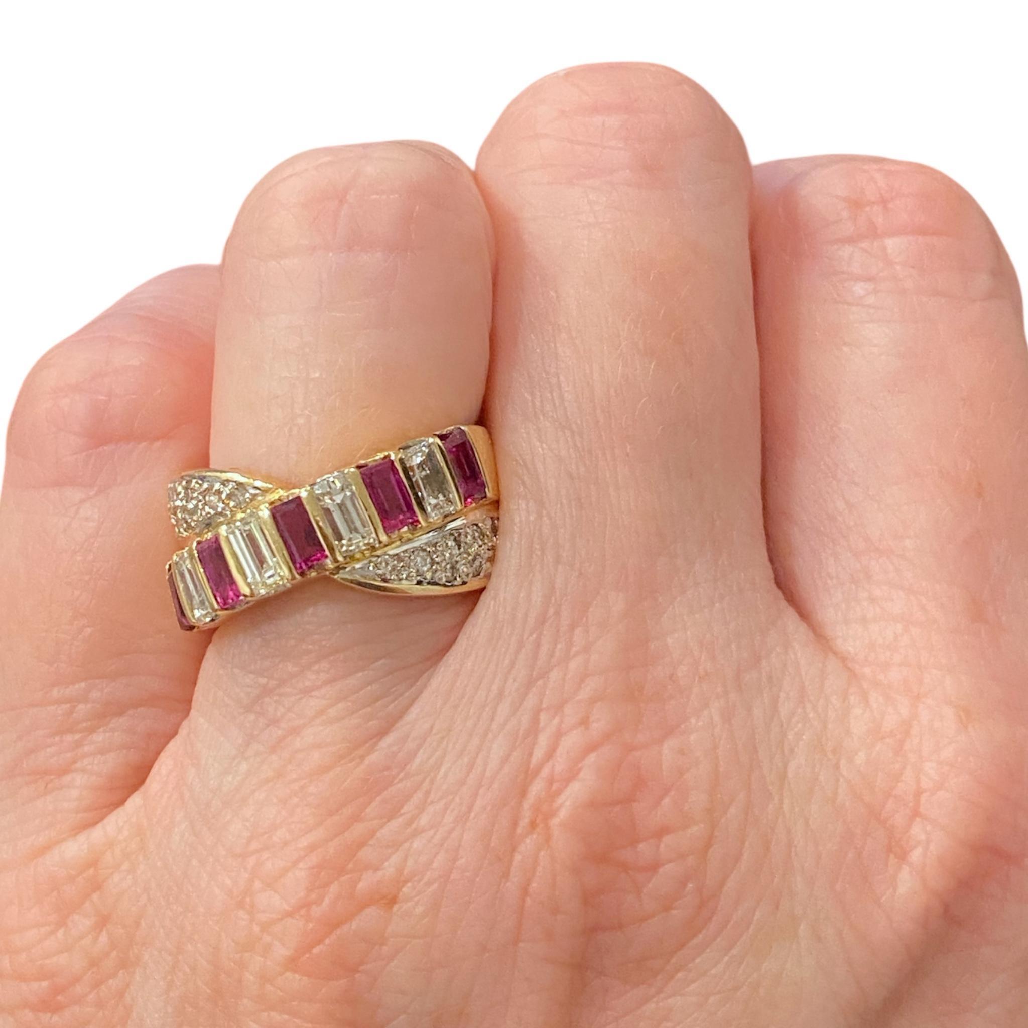 Bague croisée en or 18K avec rubis et diamants en vente 2