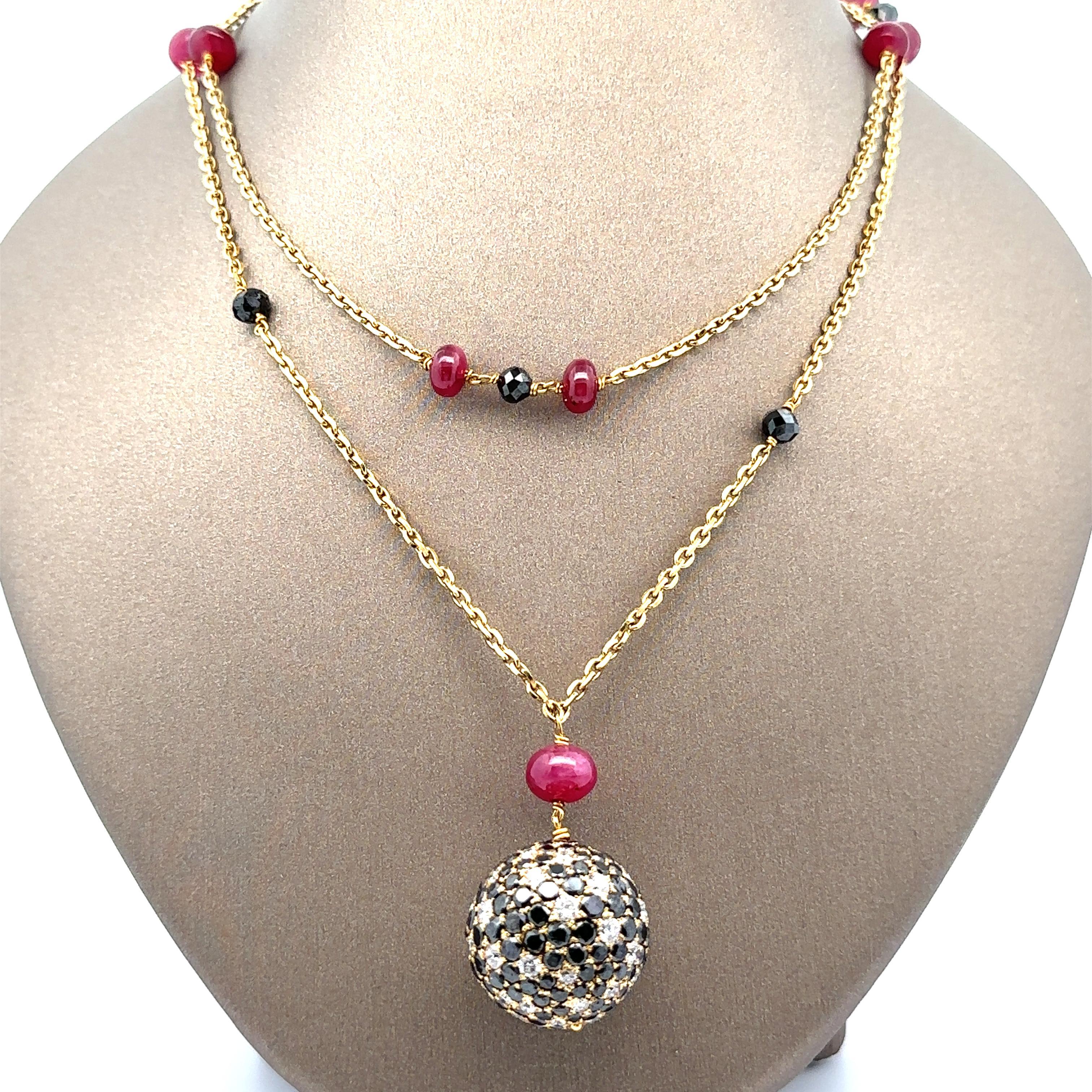 --Pietre: --
(16) Rubini naturali autentici - taglio cabochon - colore rosso porpora - da 6,3 mm a 7,8 mm (circa)
(9) Diamanti naturali autentici - Taglio Rondell sfaccettato - Colore nero - Da 4,4 mm a 4,8 mm (circa)
Numerosi diamanti naturali